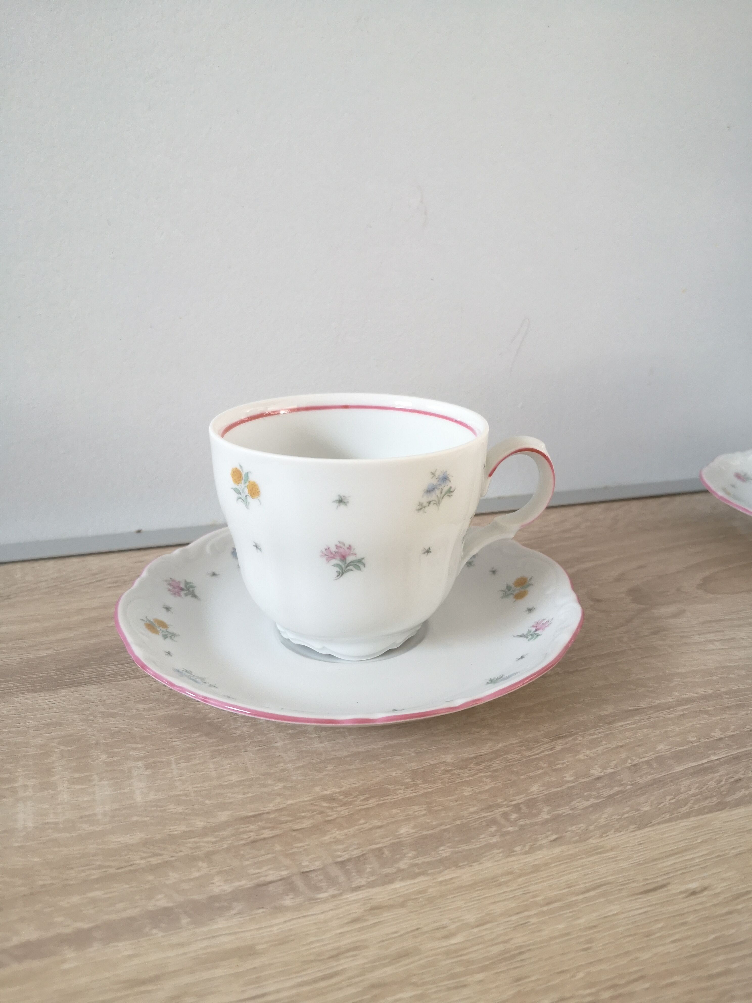 Lot of 5 coffee cups and porcelain saucers
