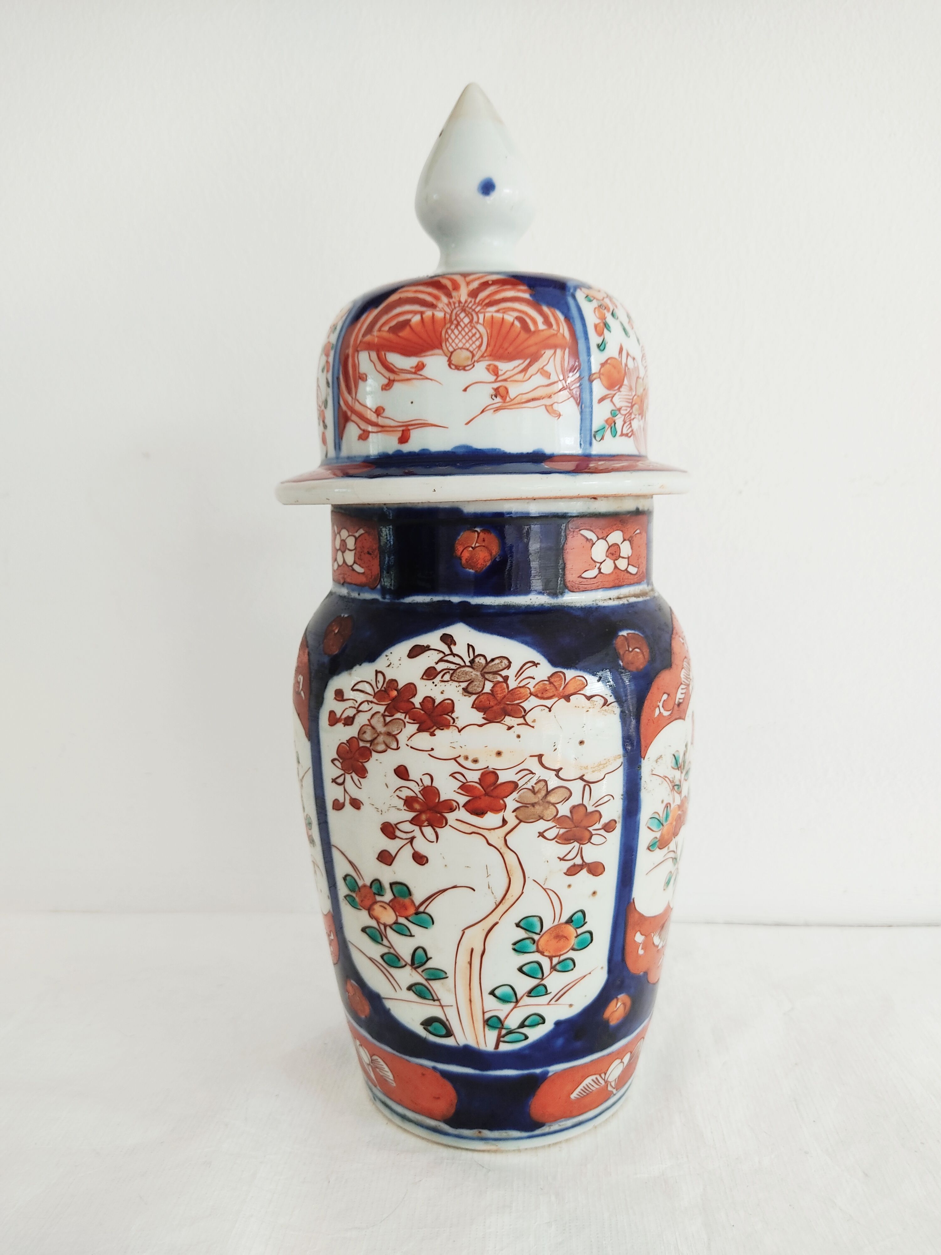 Japanese covered vase imari, late 19th century
