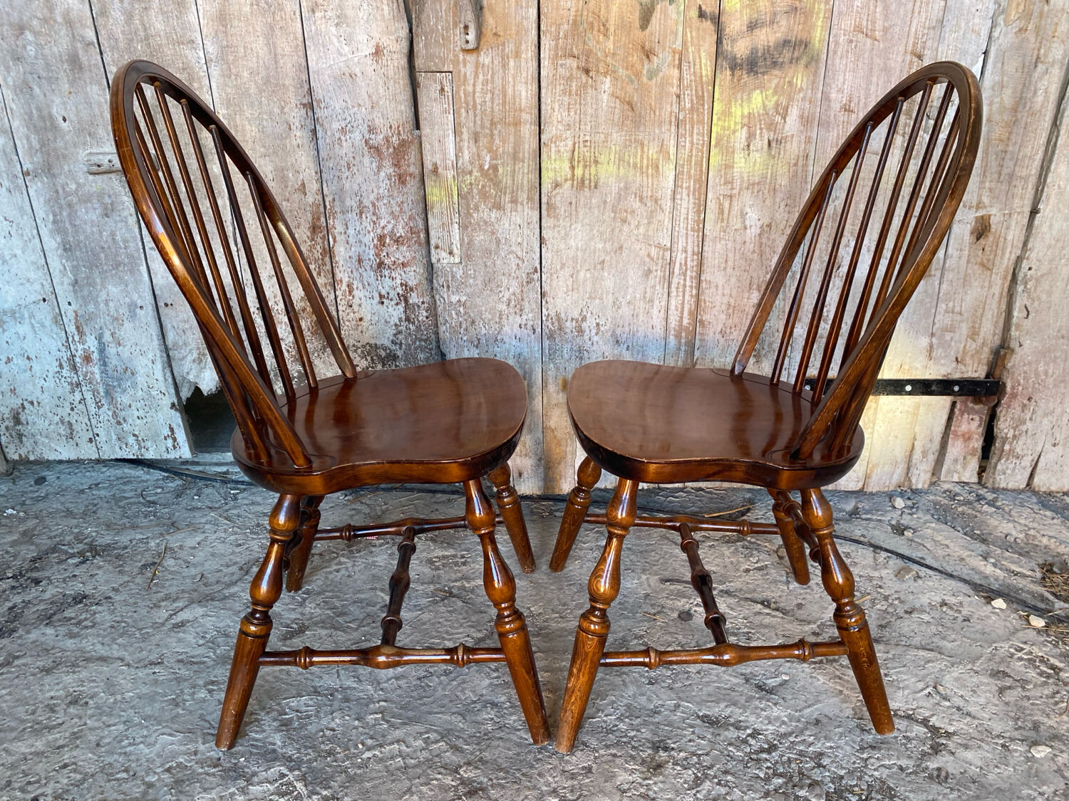 Pair of antique american windsor chairs, turned oak wood, vintage