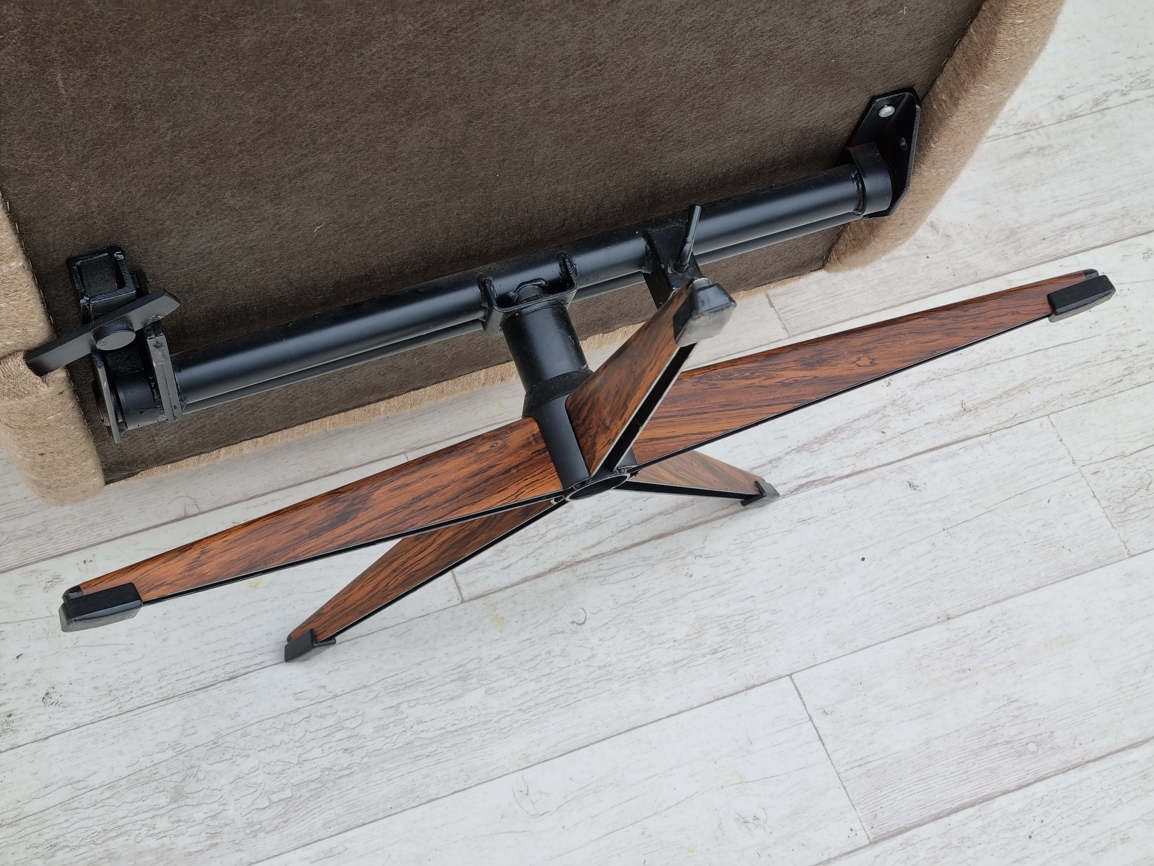 Fauteuil pivotant et son repose-pieds, laine