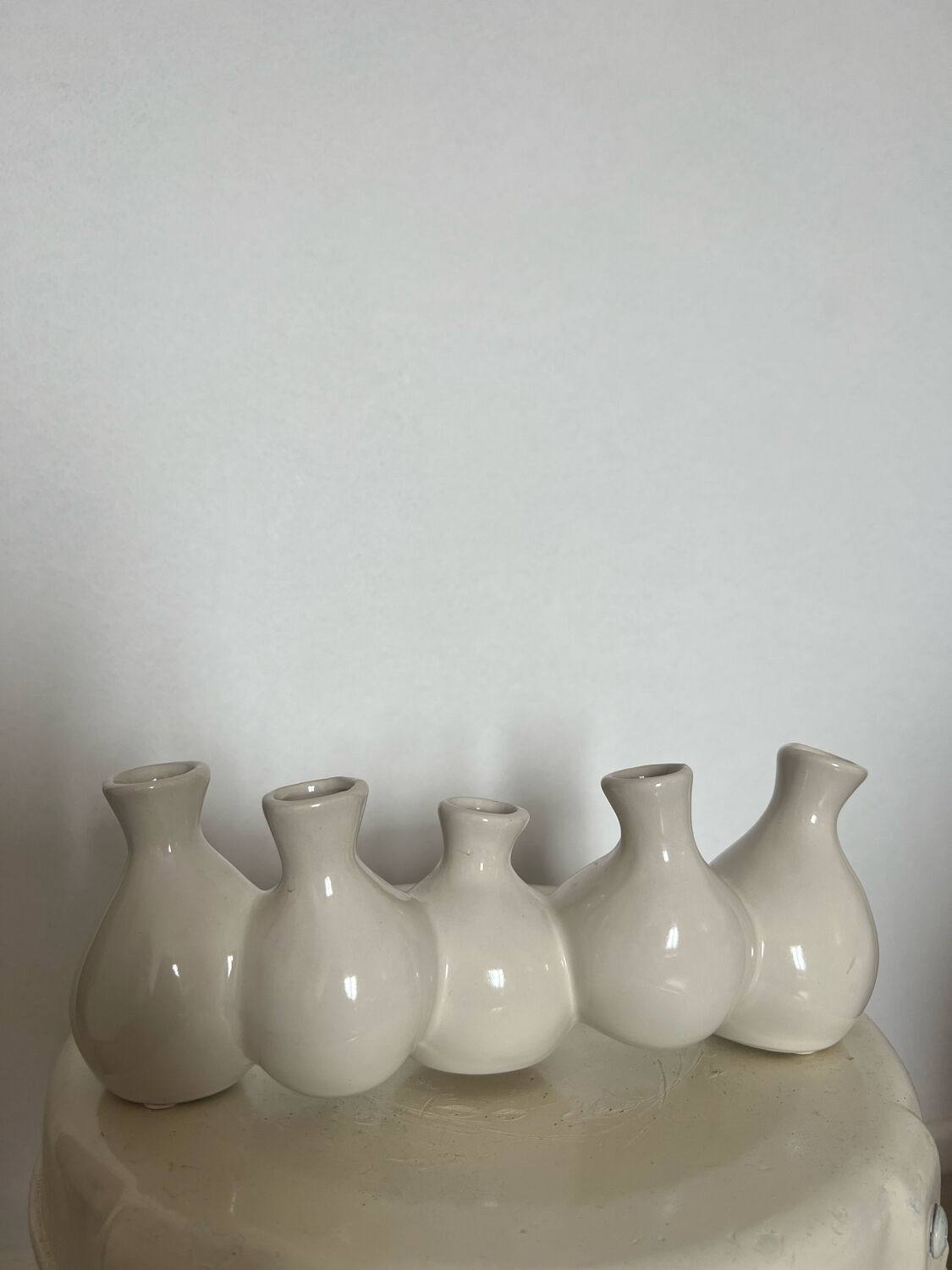 White ceramic soliflore