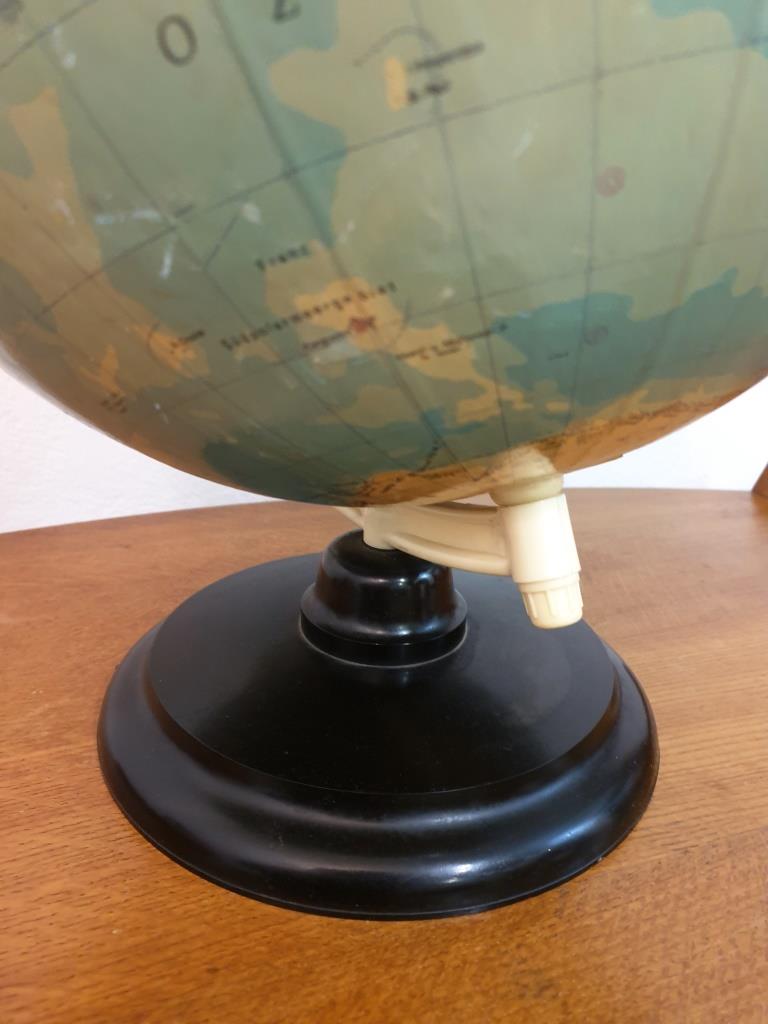 Globe 1960 by Raths