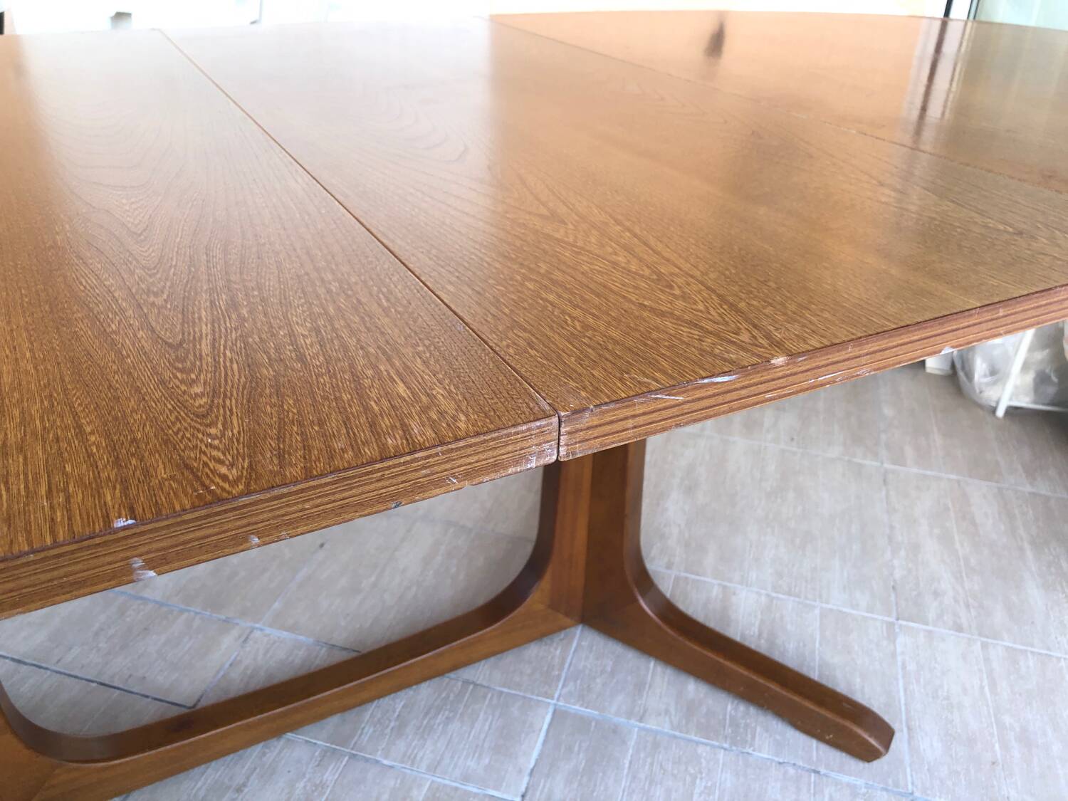 Baumann extendable oval dining table