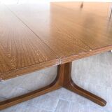 Baumann extendable oval dining table