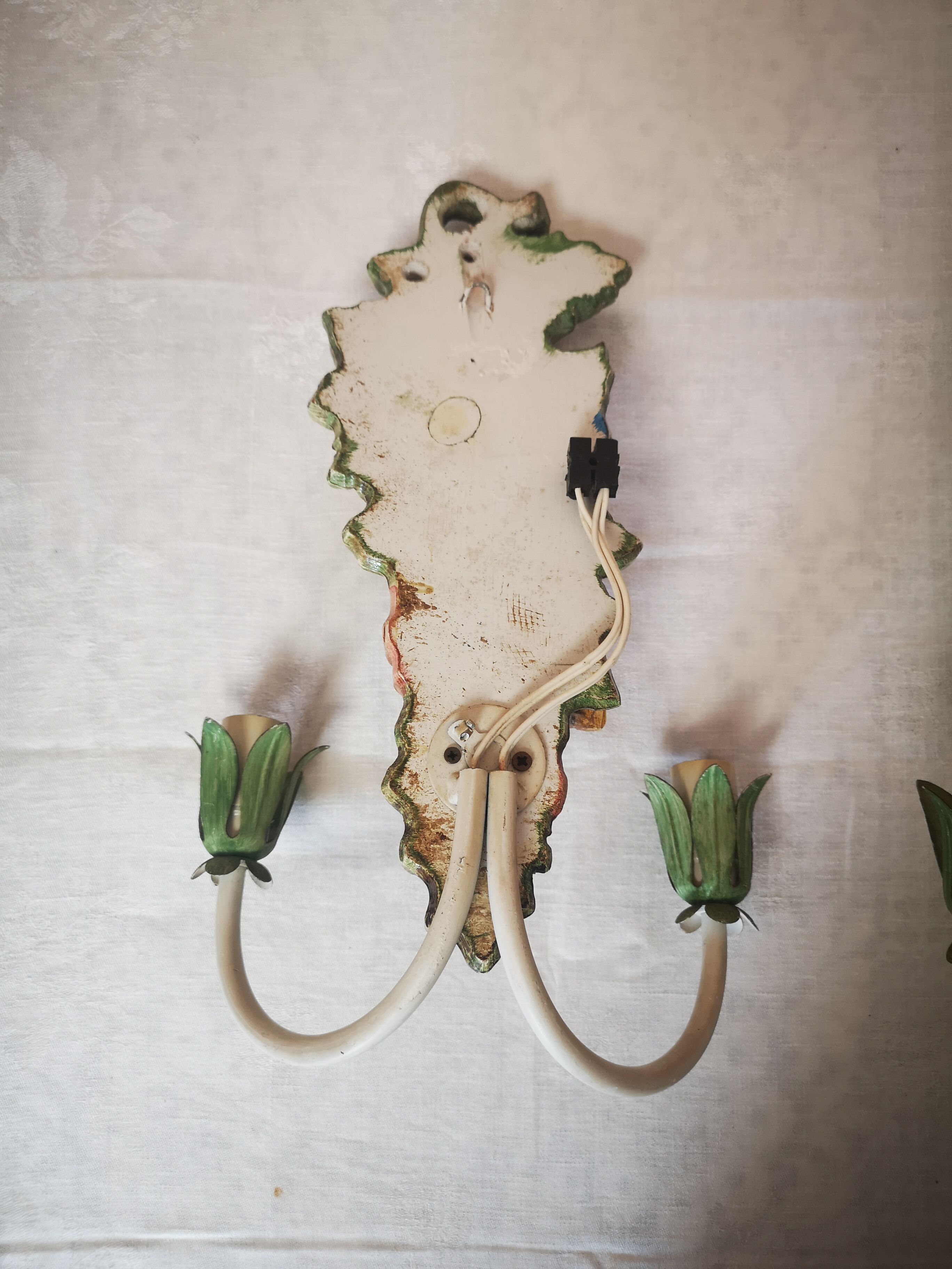 Paire d'appliques en bois sculpté polychrome