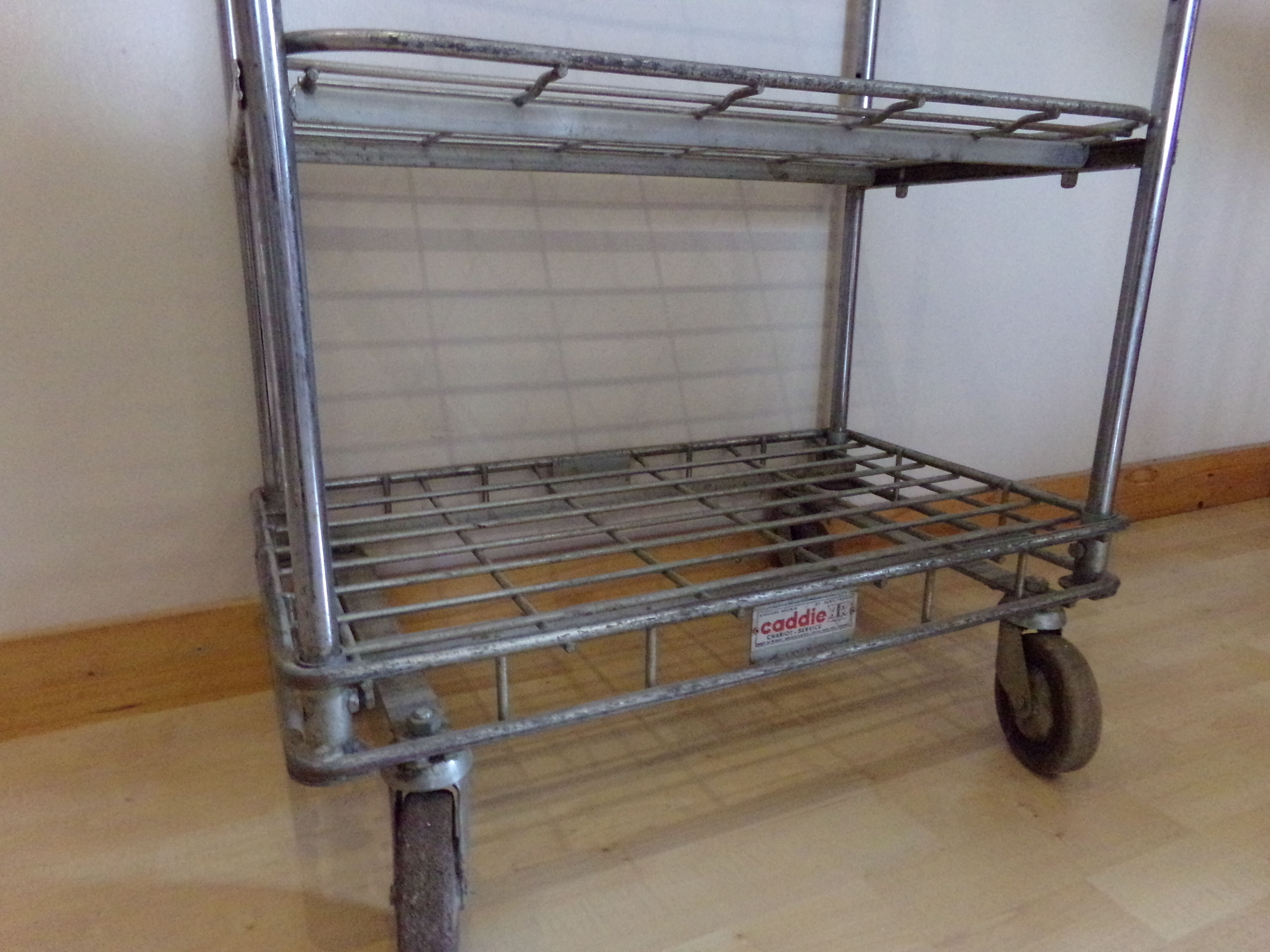 Etagère métallique sur roues