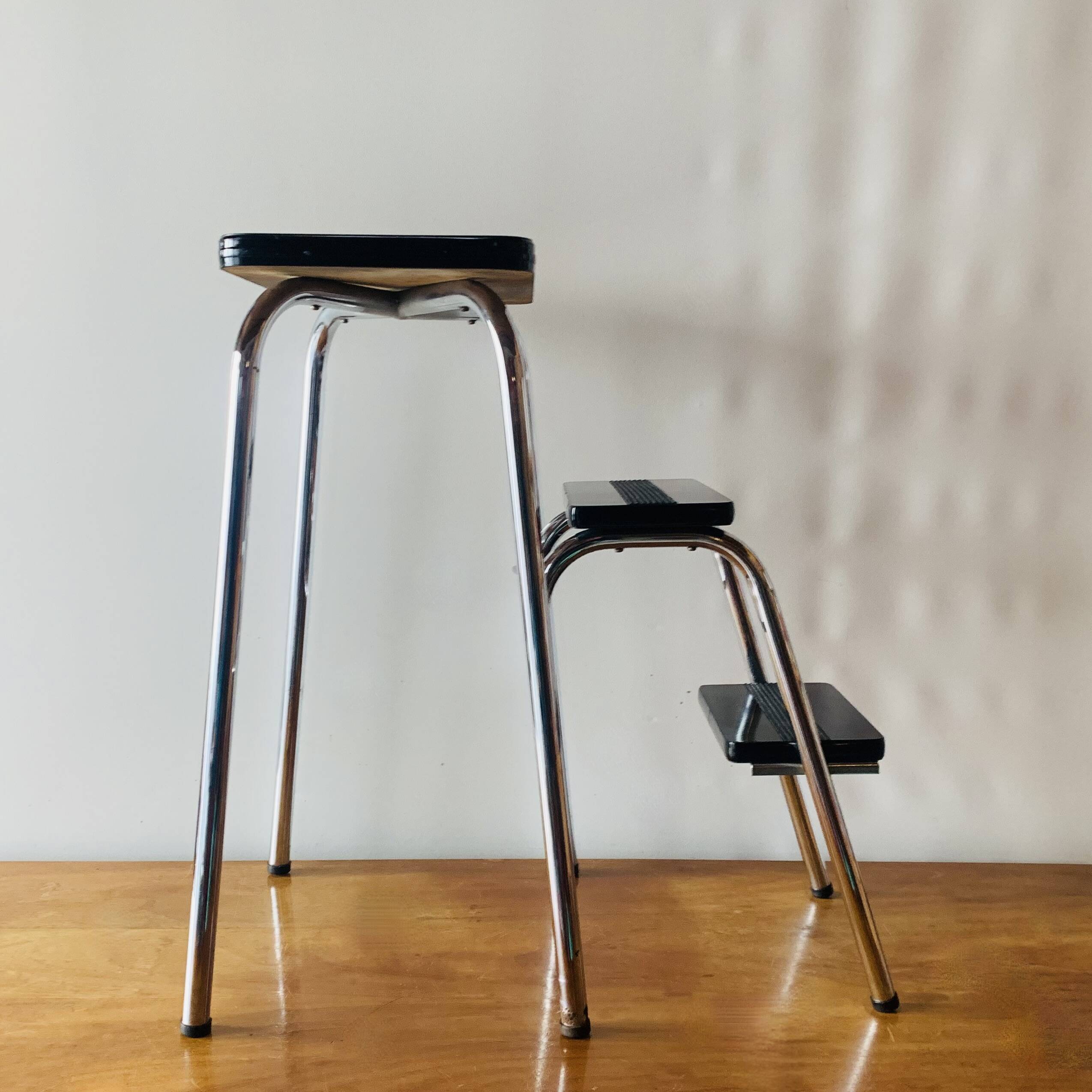 Tabouret escabeau vintage en formica noir et acier chromé