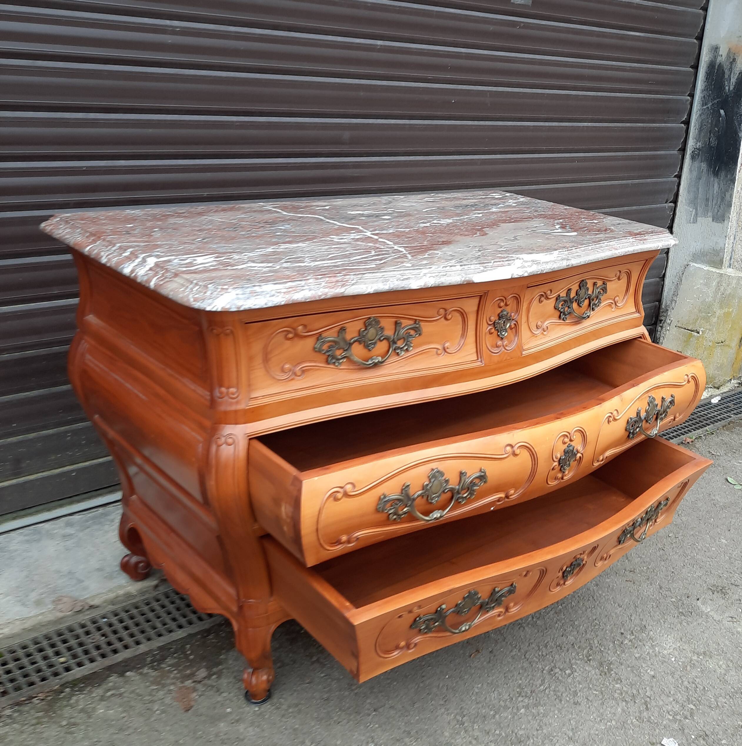 Important Louis XV chest of drawers