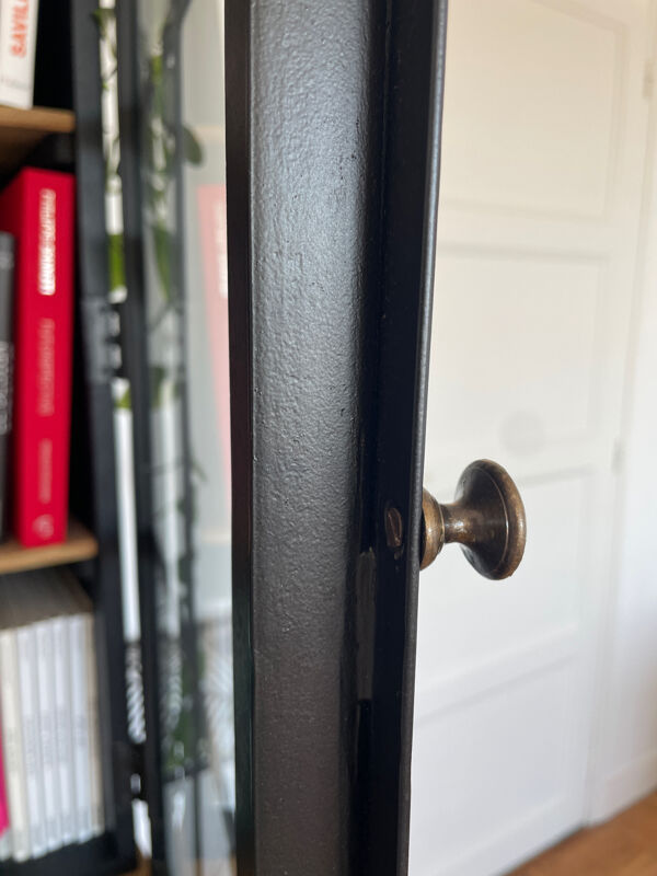 Vaisselier industriel tendance en bois massif noir