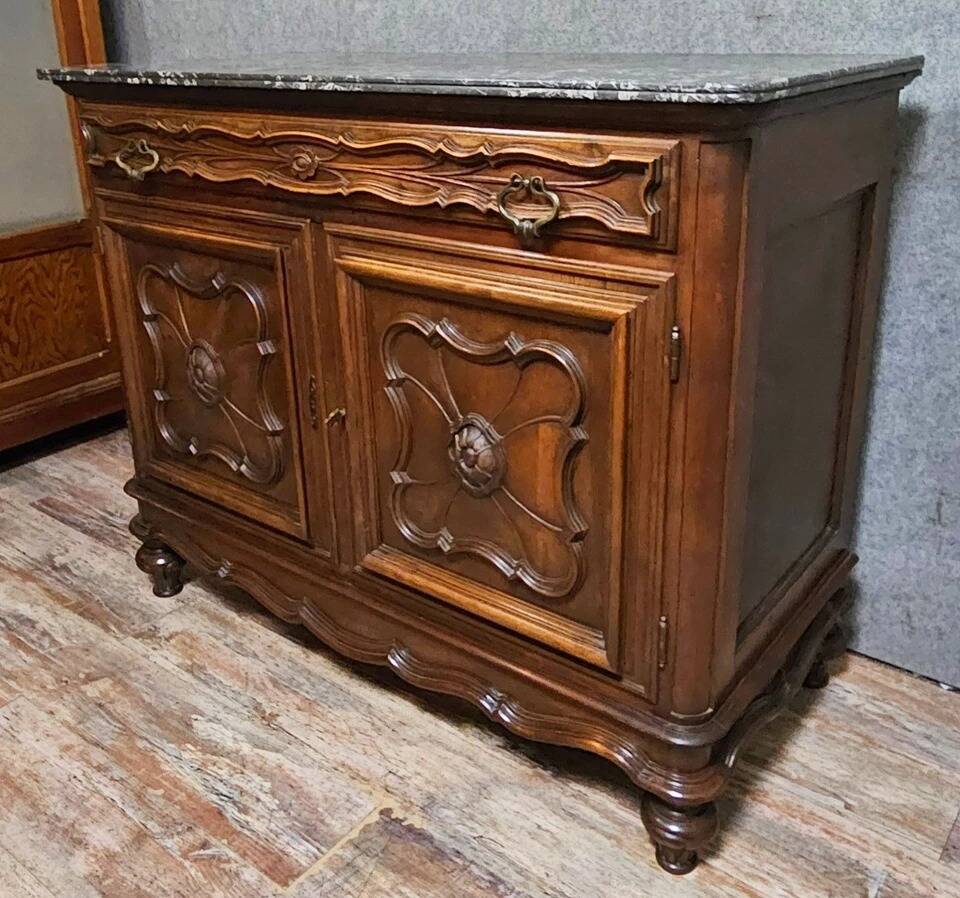 Buffet or sideboard with Venetian doors in Louis XV style made of walnut.
