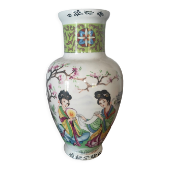 Vase japonais en porcelaine à décor de 2 geishas et d'arbres en fleurs