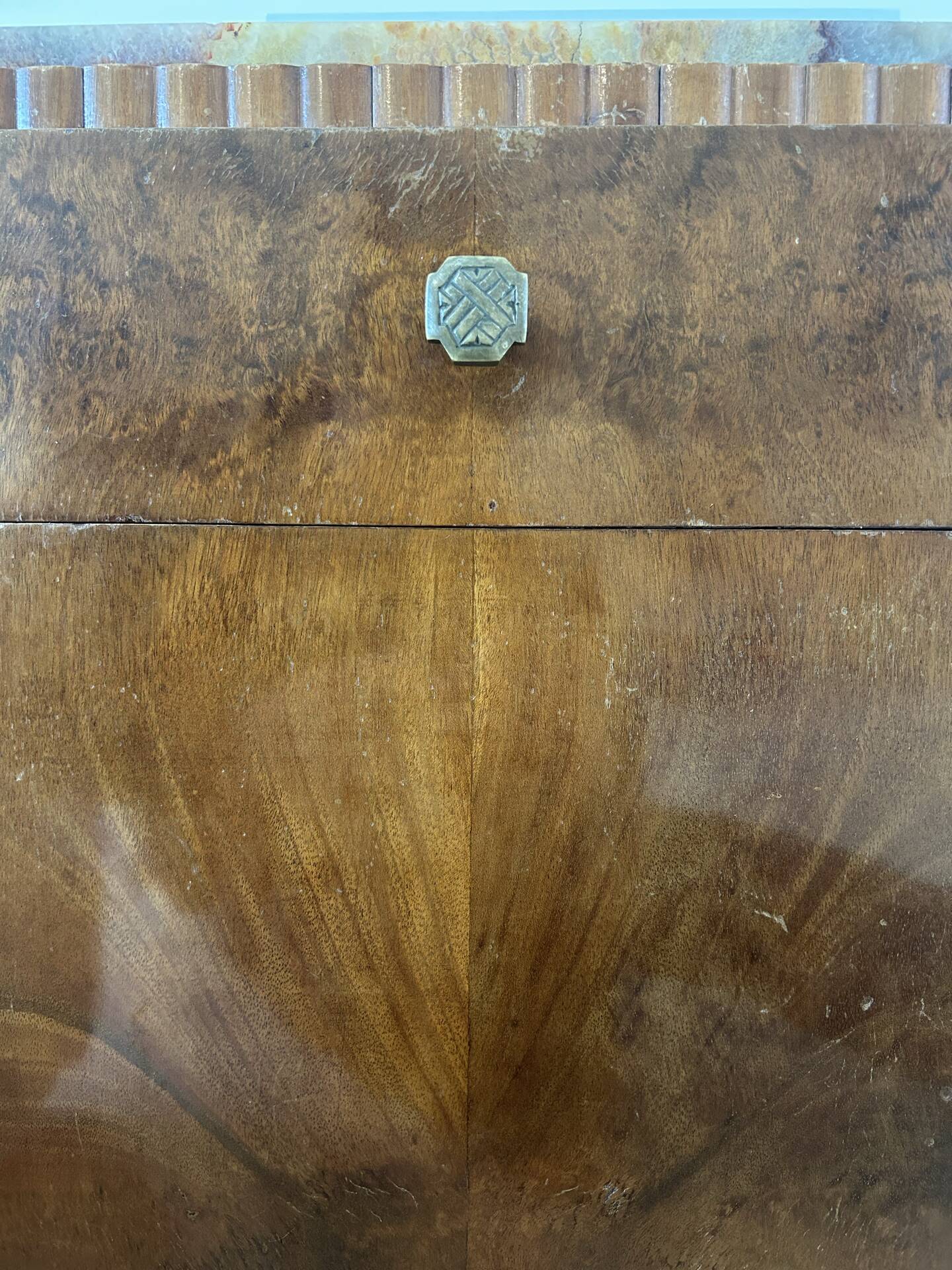 Table de chevet Art Déco — placage ronce de noyer, plateau onyx, poign