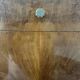 Table de chevet Art Déco — placage ronce de noyer, plateau onyx, poign