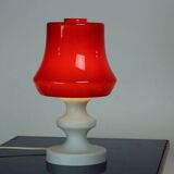 Lampe de table en verre opalin rouge et blanc par Stefan Tabery, années 1960
