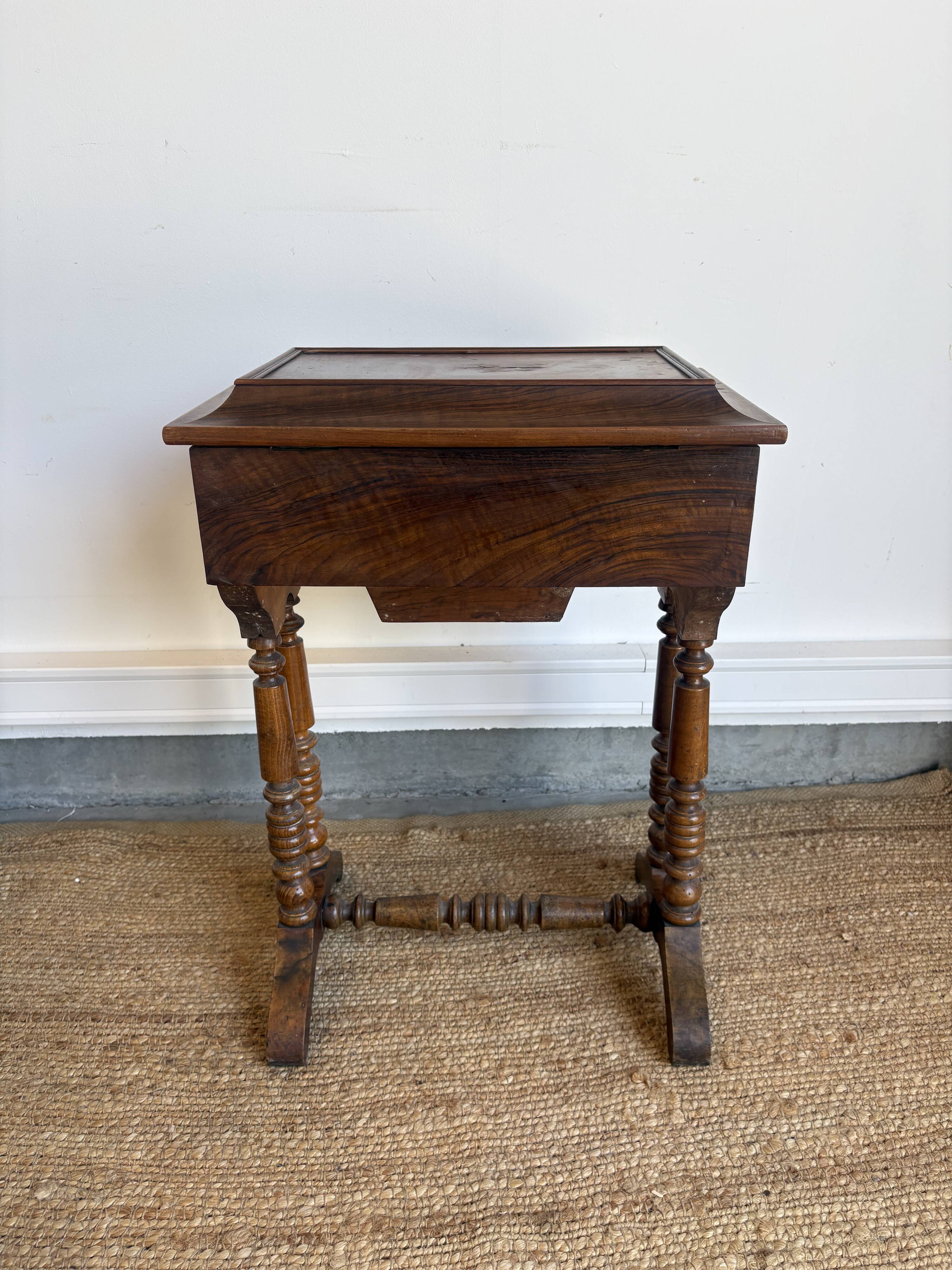 Louis XIII style work table in walnut – Late 19th century