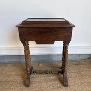 Table à ouvrage de style Louis XIII en noyer – Fin XIXᵉ siècle