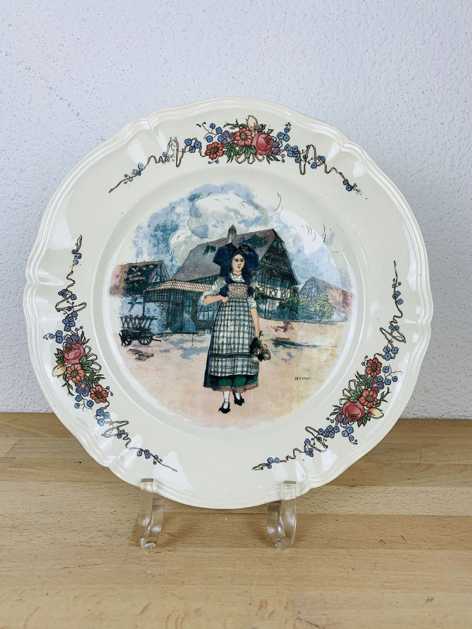 Round obernai dish in Sarreguemines earthenware, signed Loux