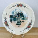 Plat rond Obernai en faïence de Sarreguemines, signé Loux