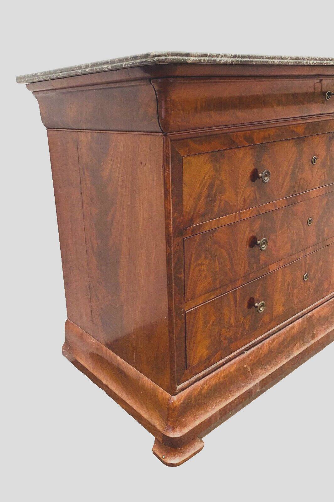 Louois Philippe chest of drawers with double ogees in mahogany and 19th century veneer