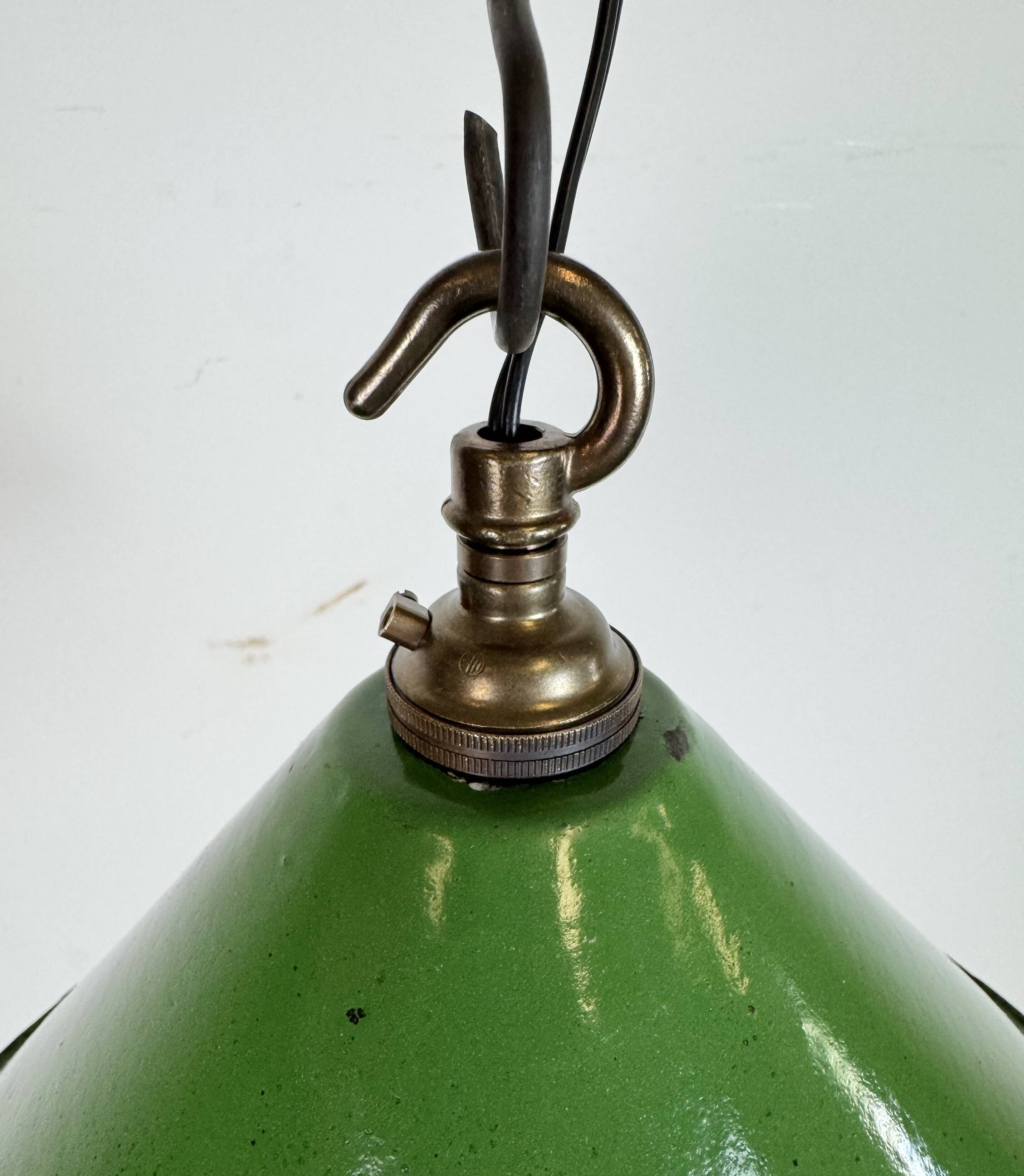 Suspension industrielle en tôle émaillée verte, années 1950