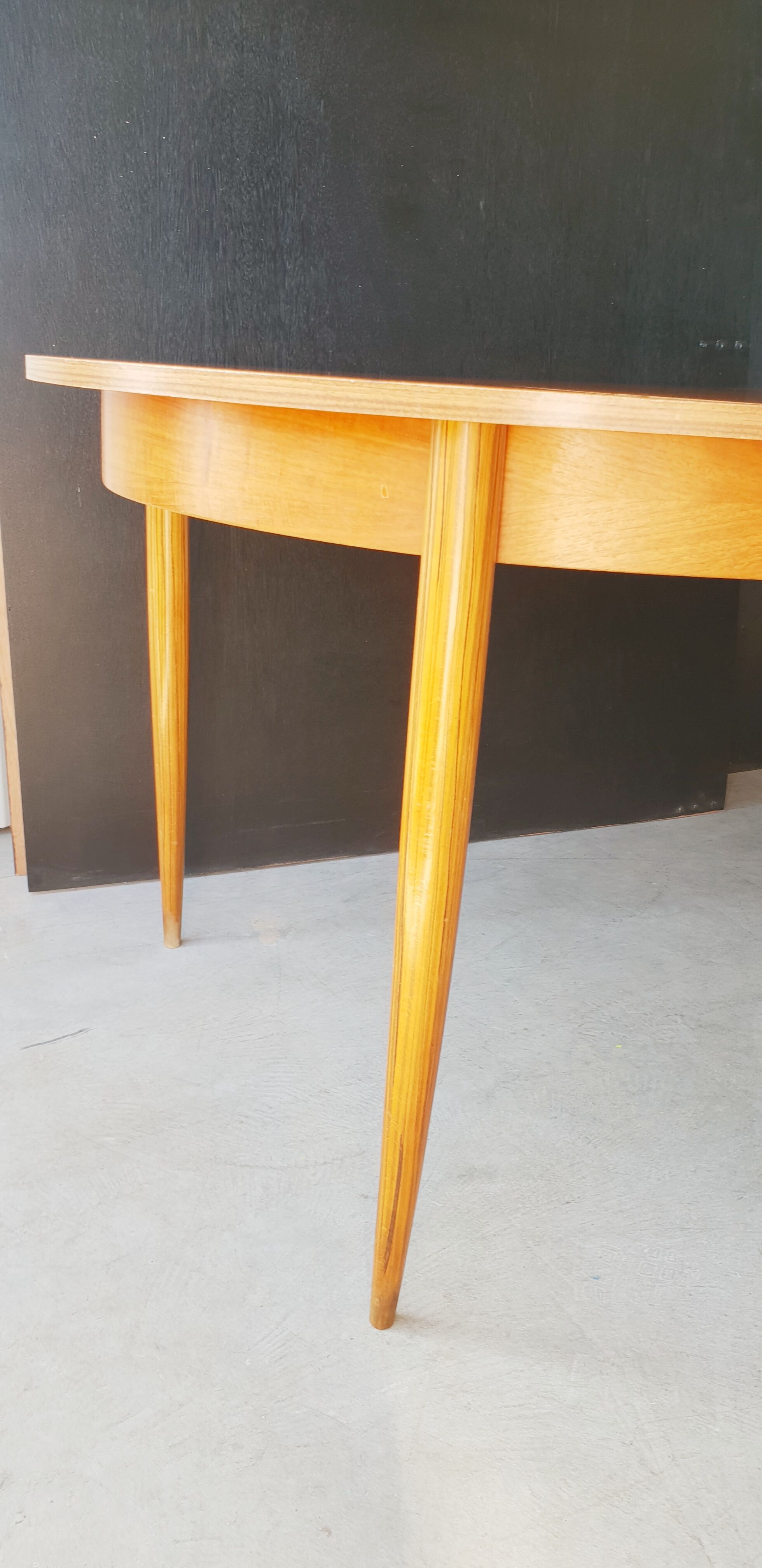 Scandinavian expandable table