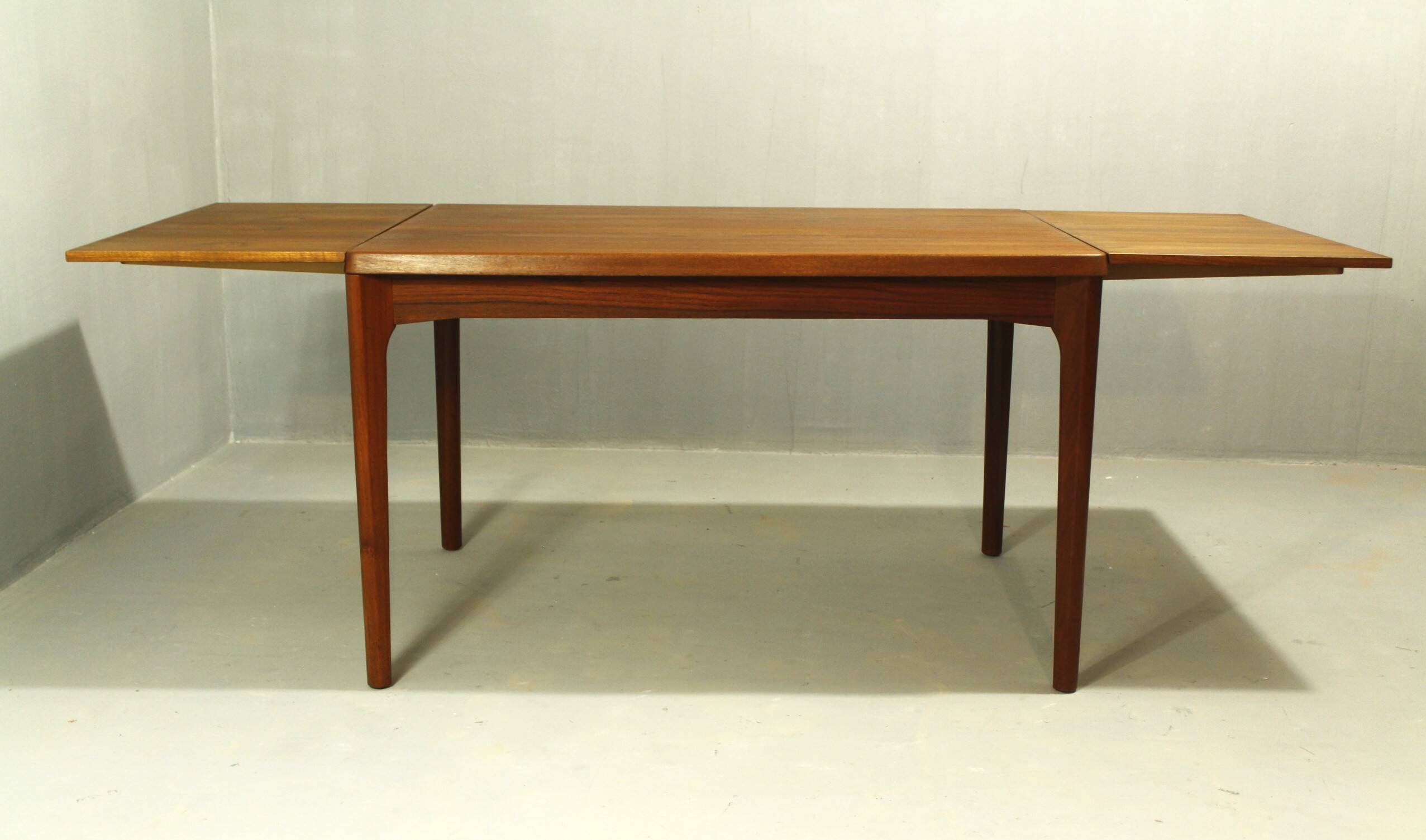 Table à manger en teck par Henning Kjaernulf, Danemark, années 1960.