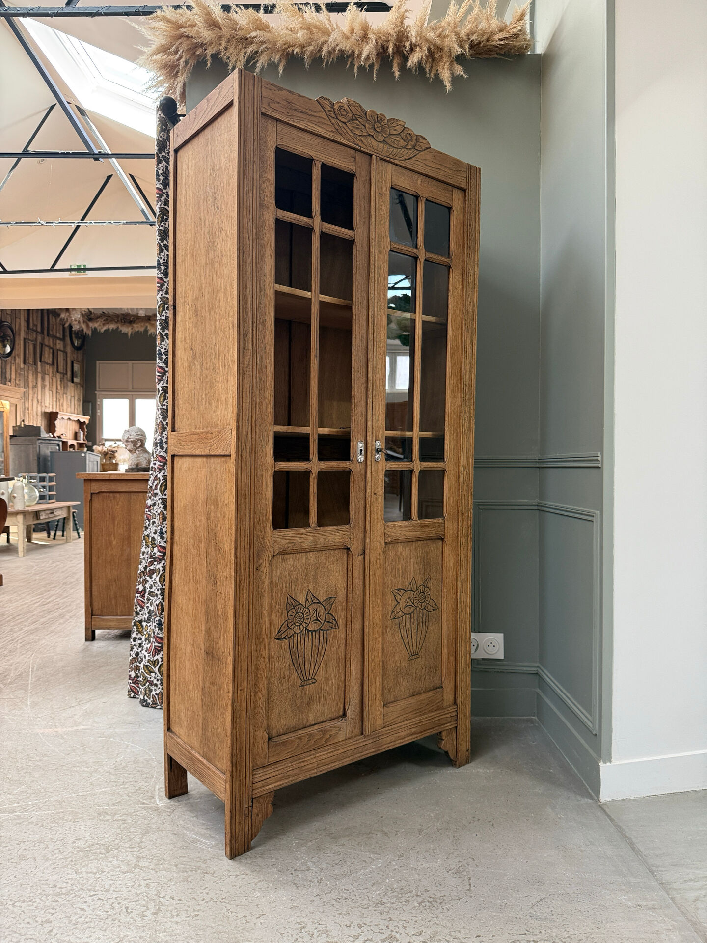 Parisian Art Deco display cabinet in oak (renovated)