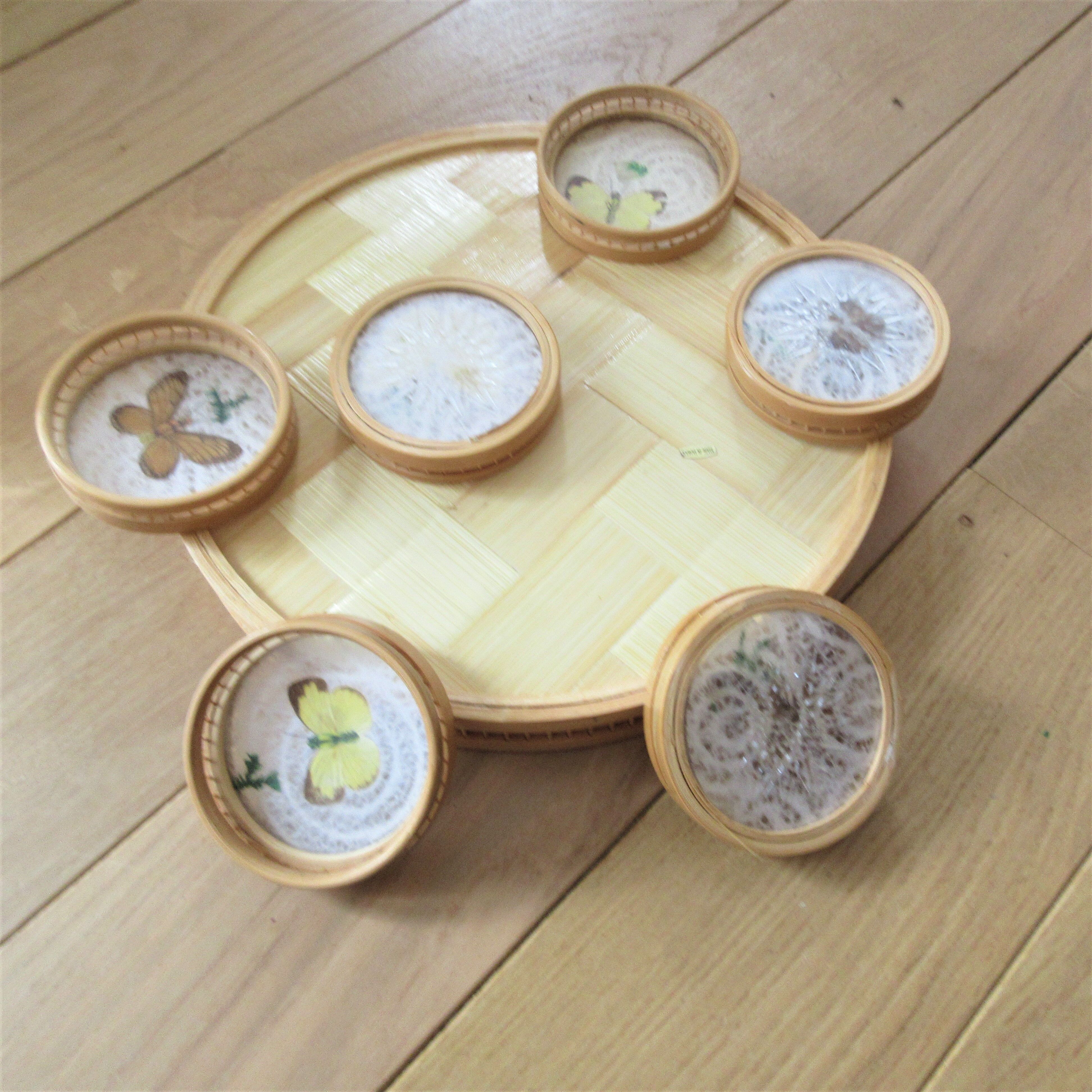 Plateau and 13 vintage butterfly and rattan coasters to be diverted into decorative elements
