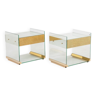 Paire de chevets ou bouts de canapé en laiton, verre et miroir. Années 70.