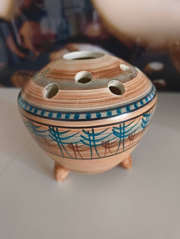 Pique-fleurs tripode Vallauris signé MG – Années 50 Superbe pique-fleurs en