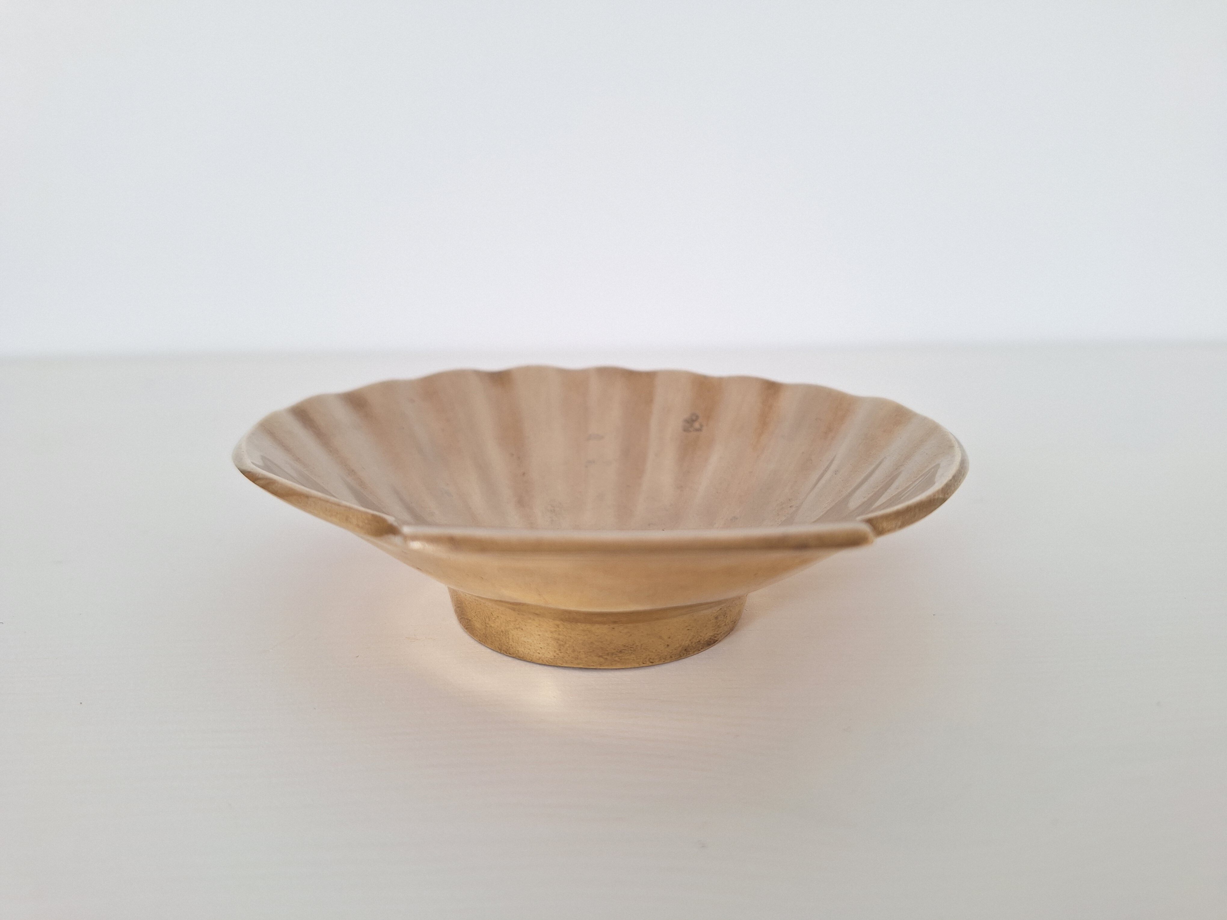 Shell-shaped brass catchall.