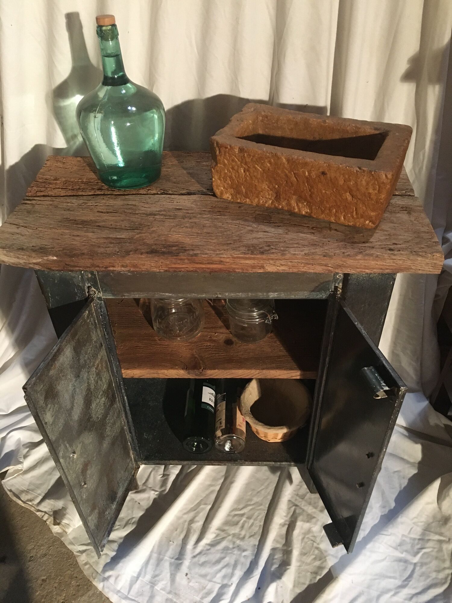 Renovated kitchen furniture and revisited in 50s metal