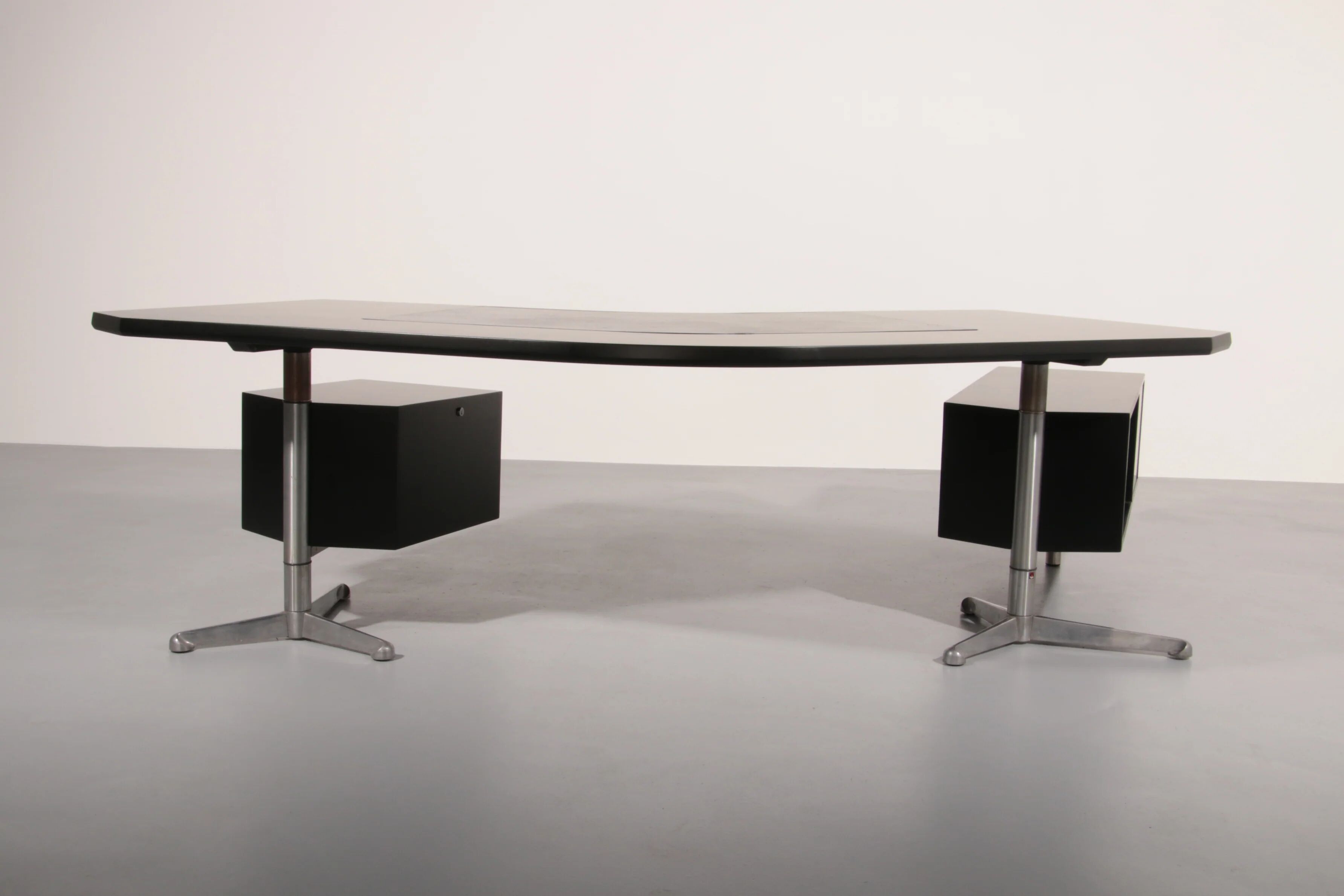 Bureau d'angle exécutif 'T96' d'Osvaldo Borsani pour Tecno en bois laqué noir