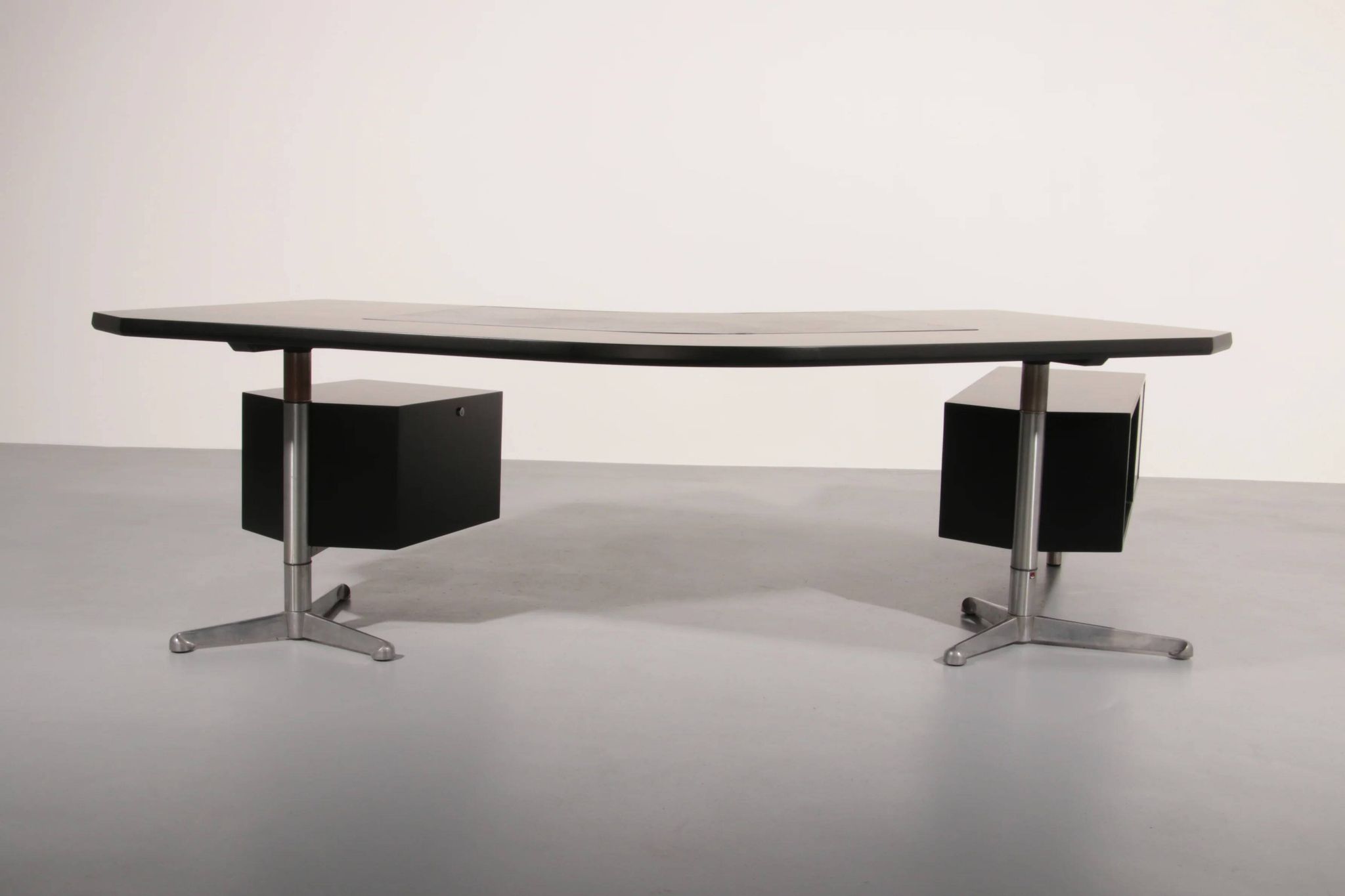 Osvaldo Borsani for Tecno ‘T96’ executive corner desk in black lacquered wood