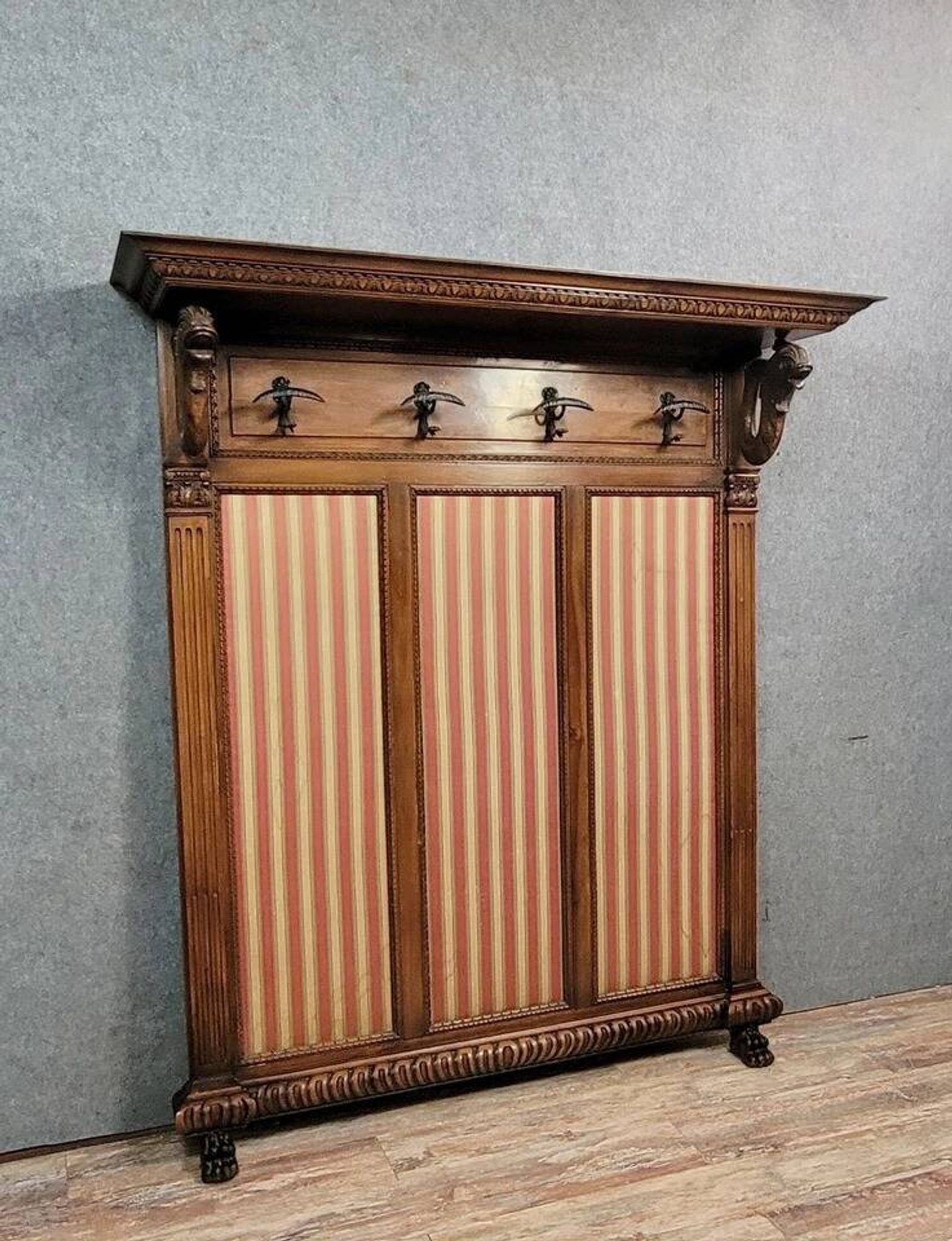 Large Renaissance-style coat rack in walnut from around 1850.