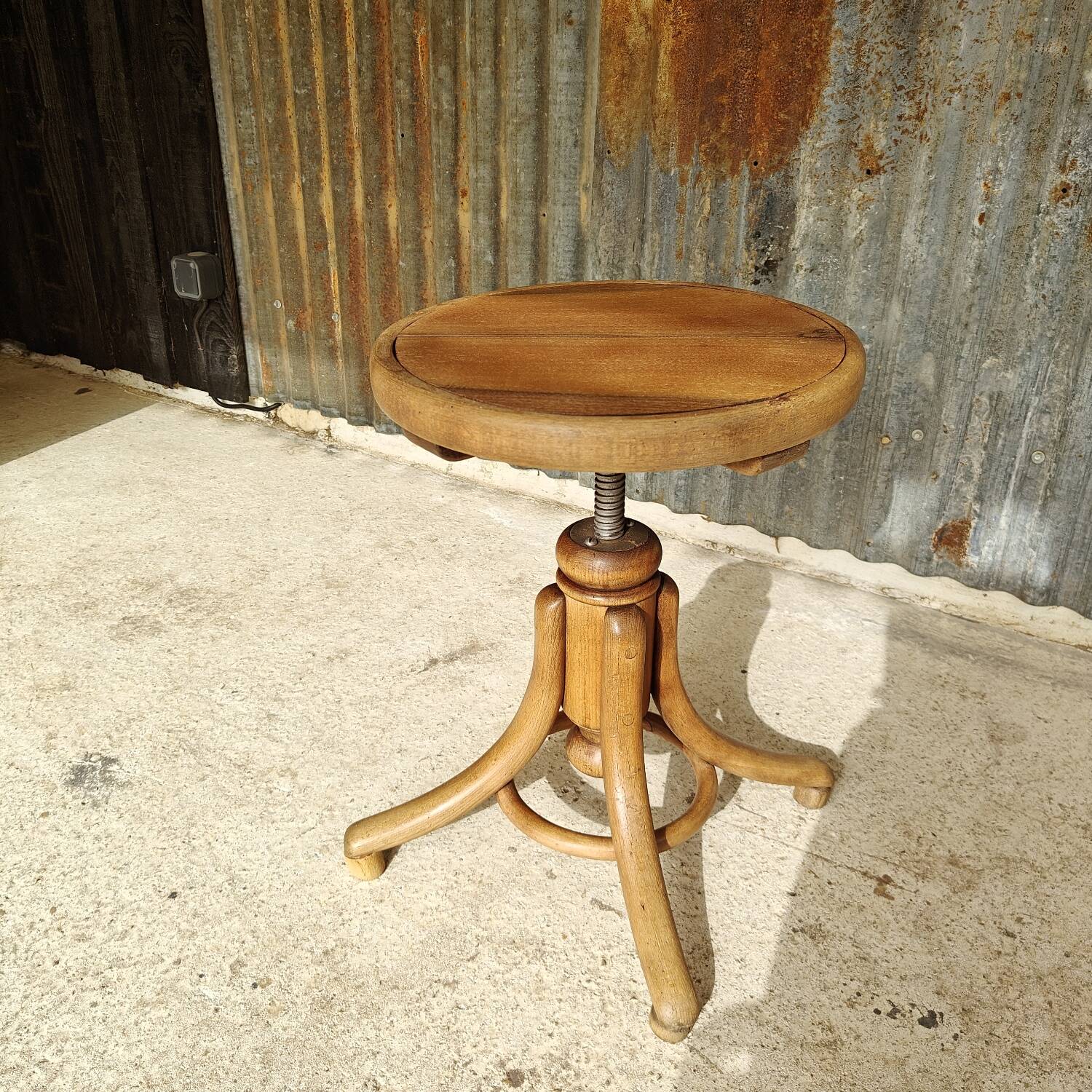 Adjustable piano stool