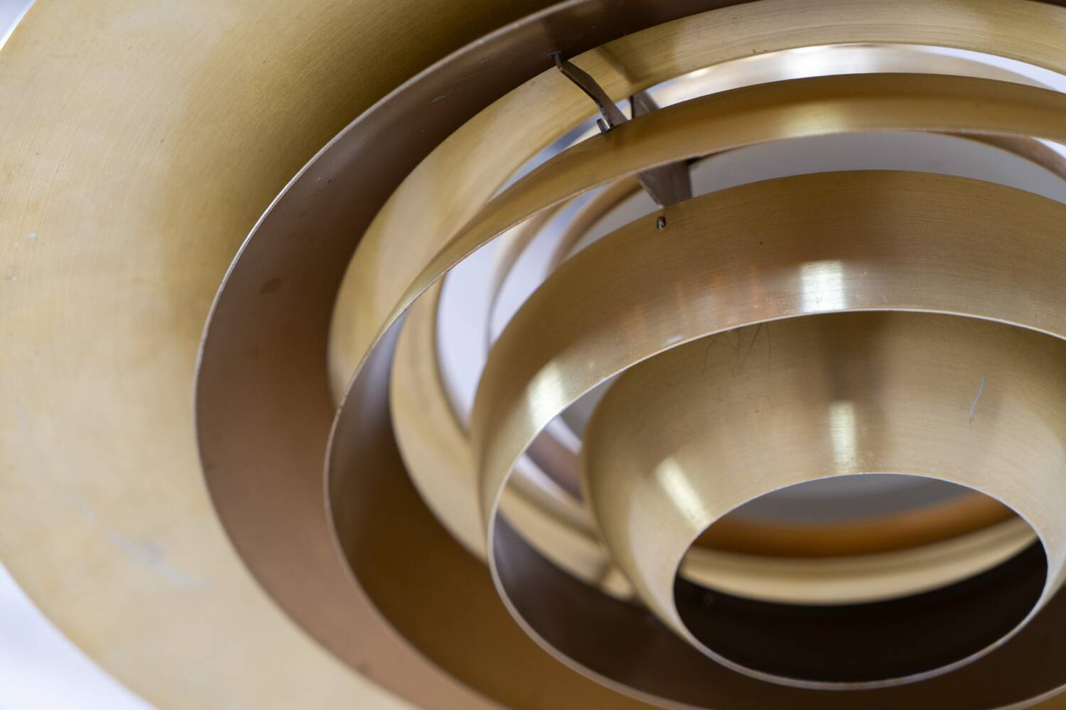 Première suspension en laiton « P376 » de Jørgen Kastholm & Preben Fabricius