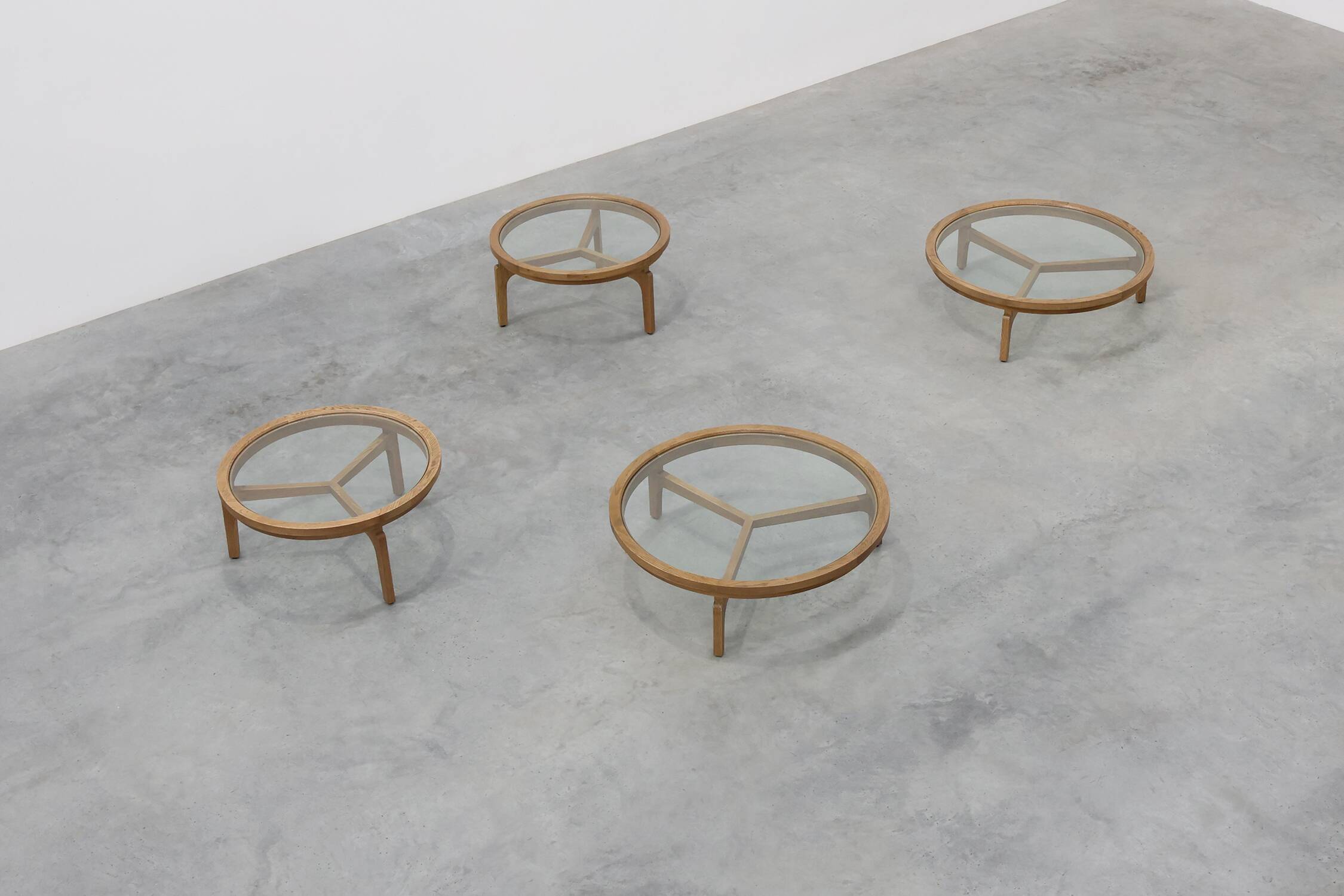 Table moderne en bois de cèdre et verre, Italie fin du 20e siècle