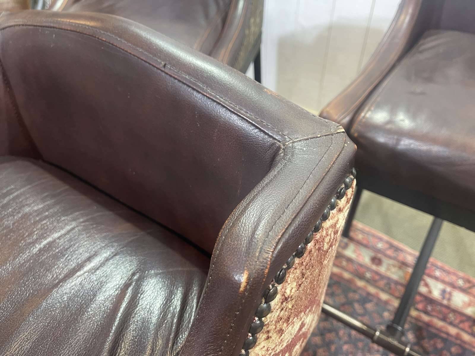 Série de 5 tabourets style industriel en métal et cuir, travail moderne