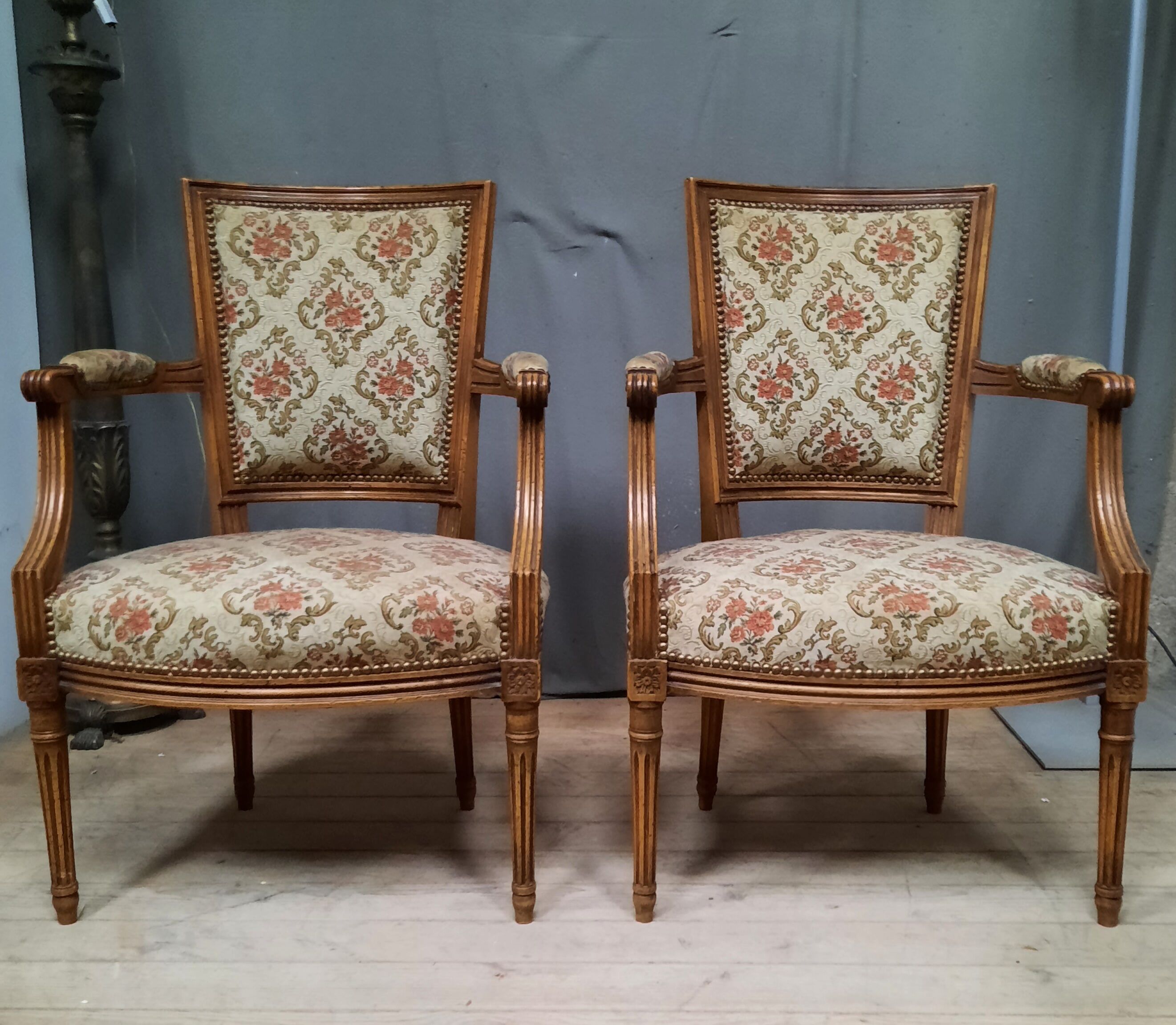 Paire de fauteuils de style Louis XVI