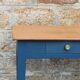 Table d’appoint ancienne rénovée – plateau bois naturel