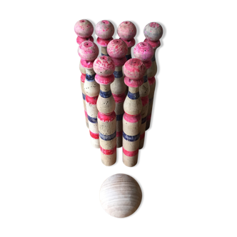 Jeu de quilles tricolore en bois avec sa boule