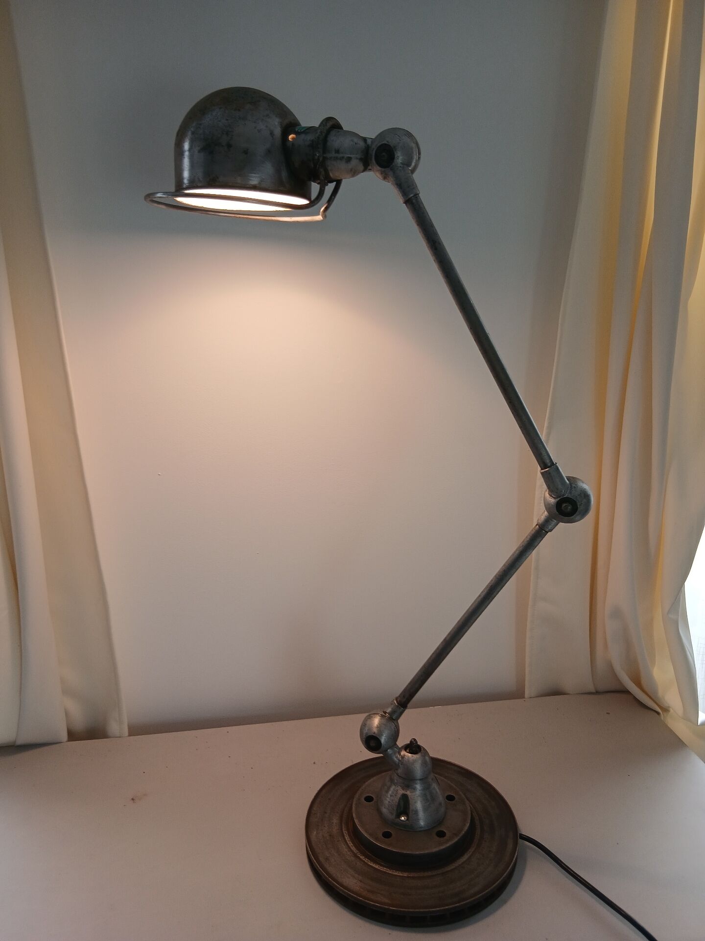 Jieldé lamp with 2 articulated metal arms, industrial style.