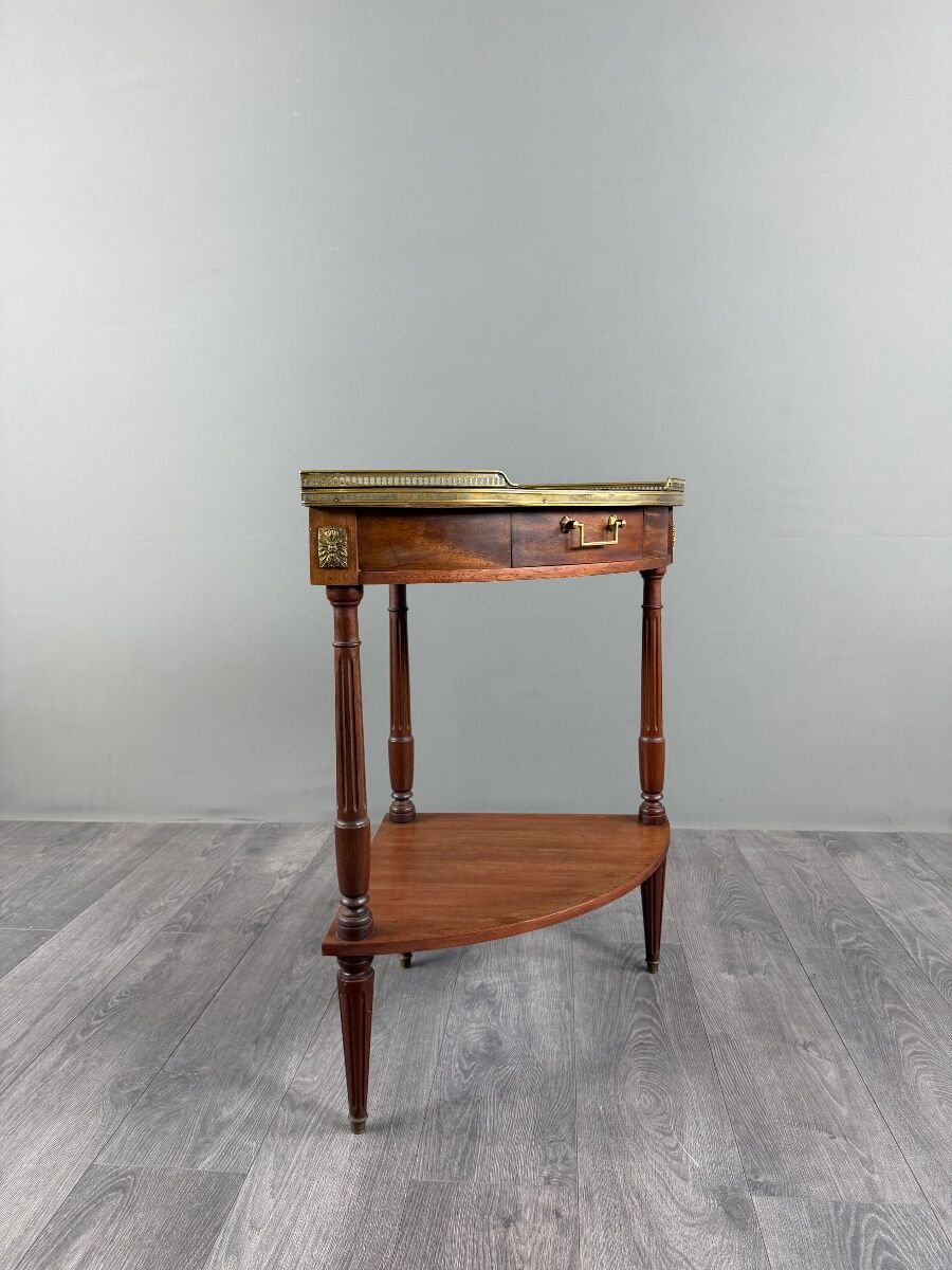 Table d’appoint d’angle de style Louis XVI, XIXe siècle