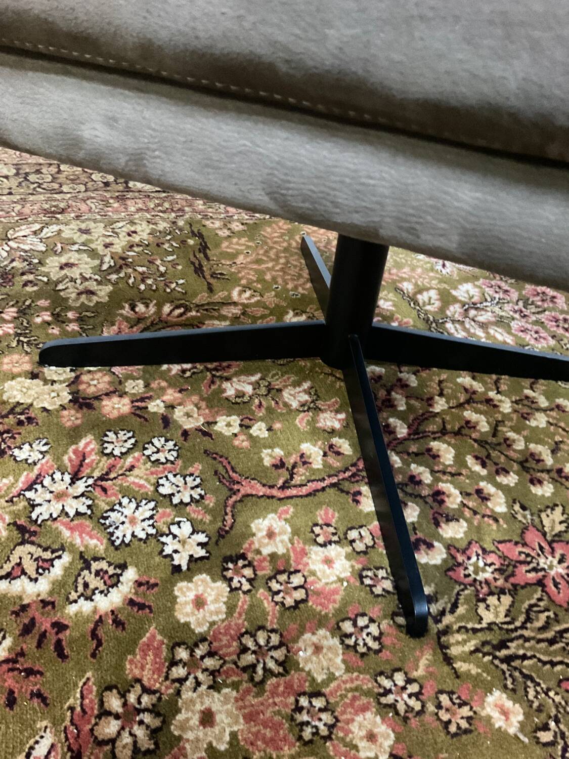 Swivel armchair in velvet fabric and metal