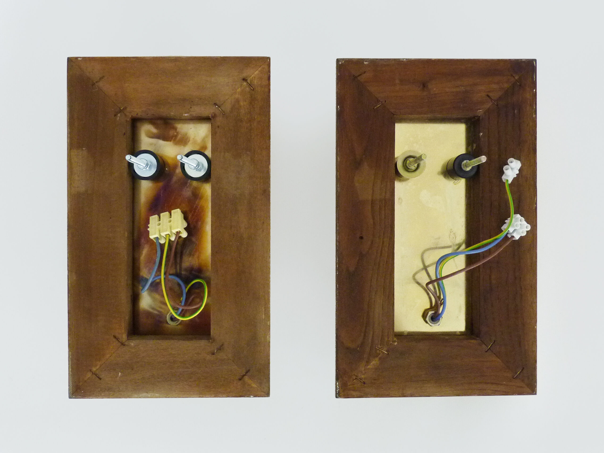 Paire d'appliques murales Sothis, structure bois, laiton et 3 faces en verre biseauté