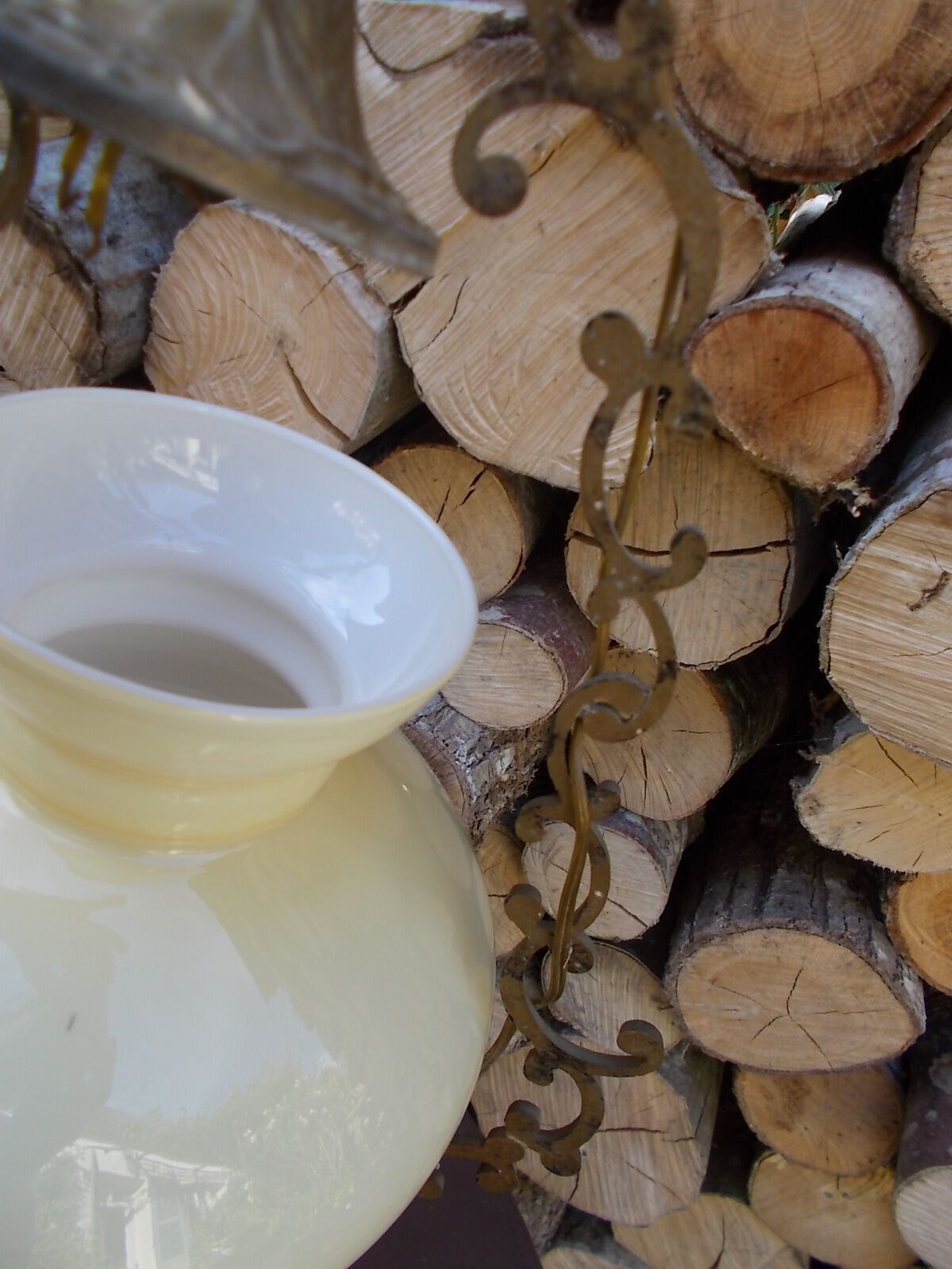 Suspension in white opaline