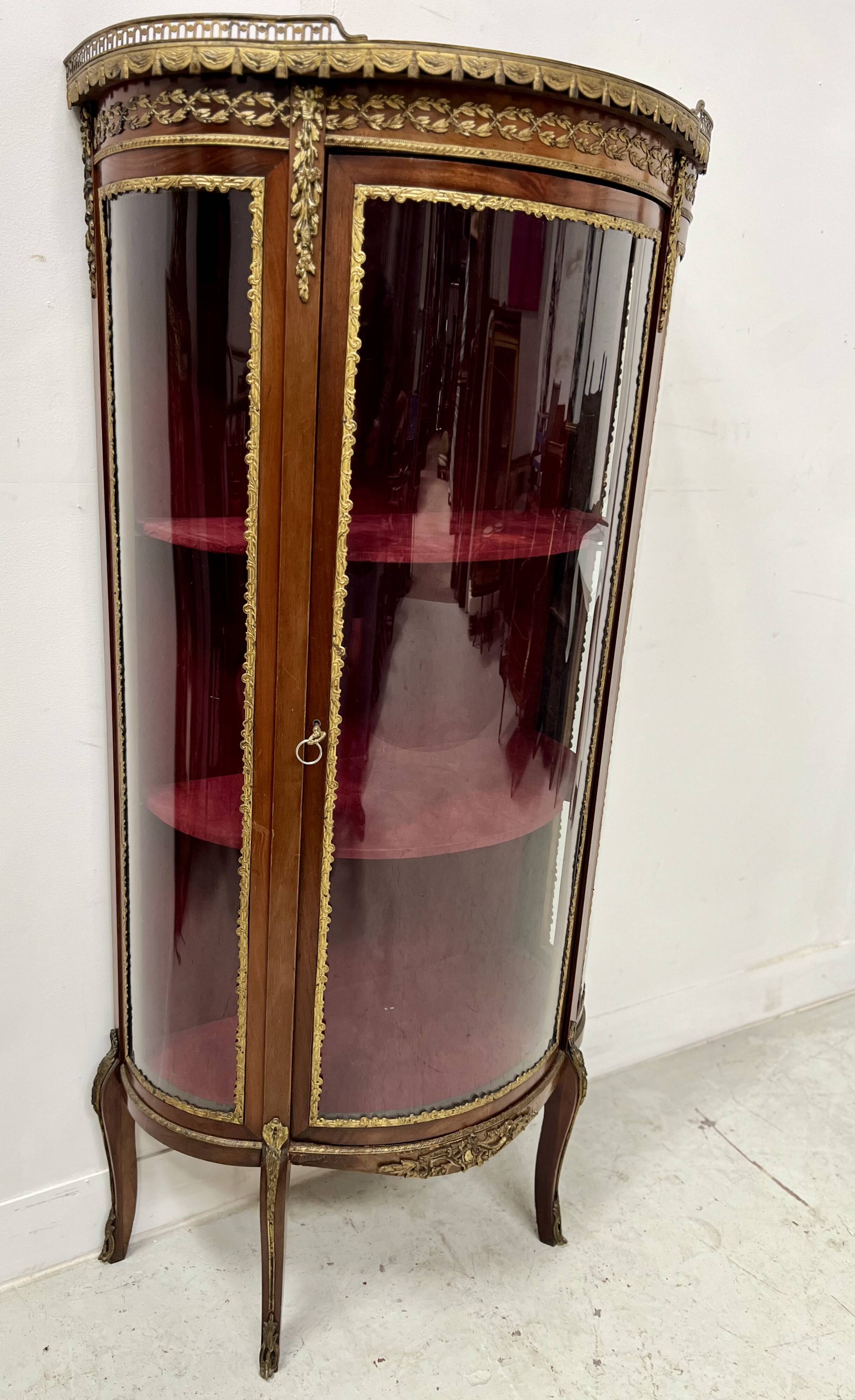 Napoleon III style curved display case in mahogany and veneer, 20th century