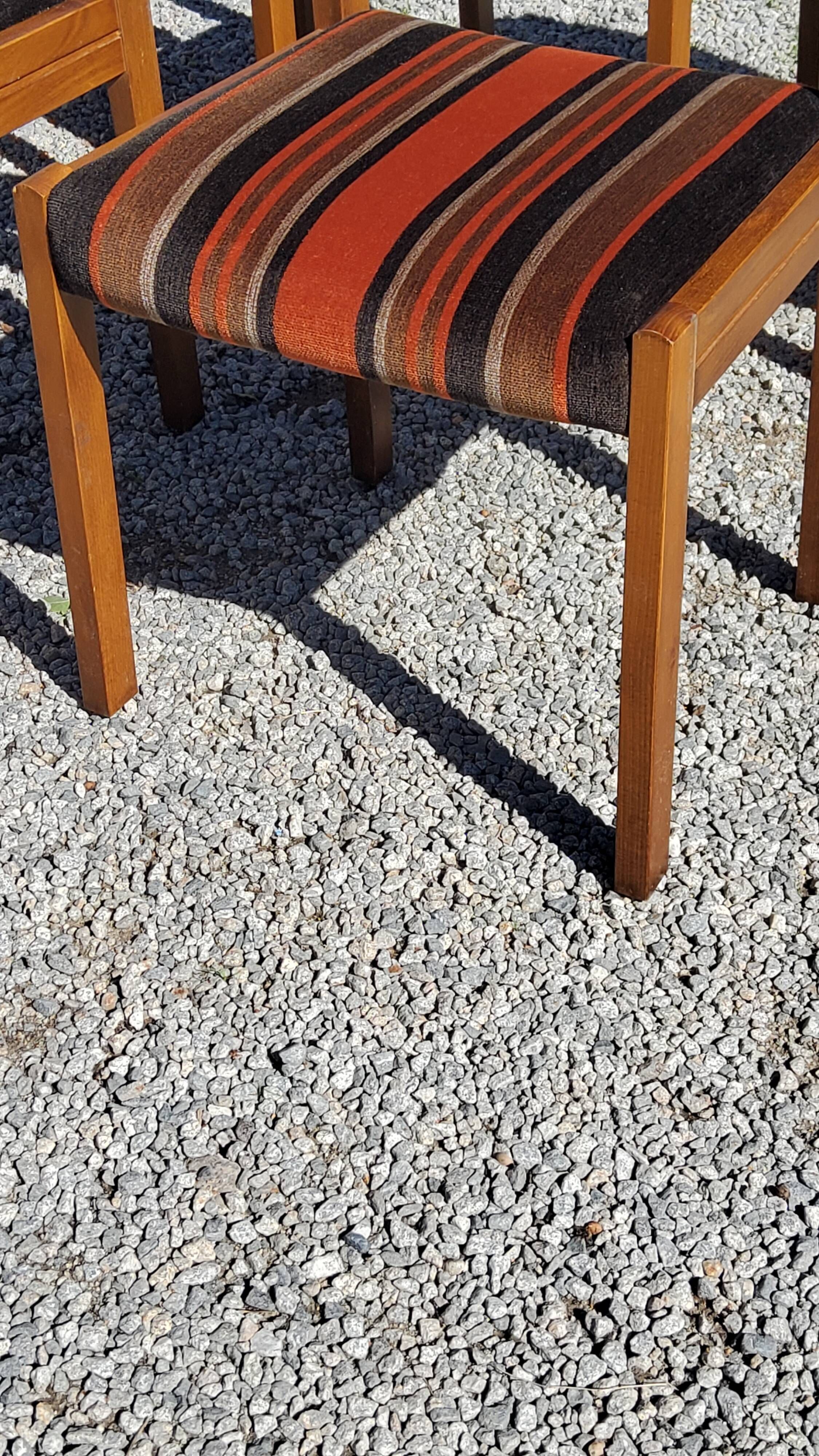 Set of 5 70s designer chairs in beech and orange and brown velvet Self éditeur