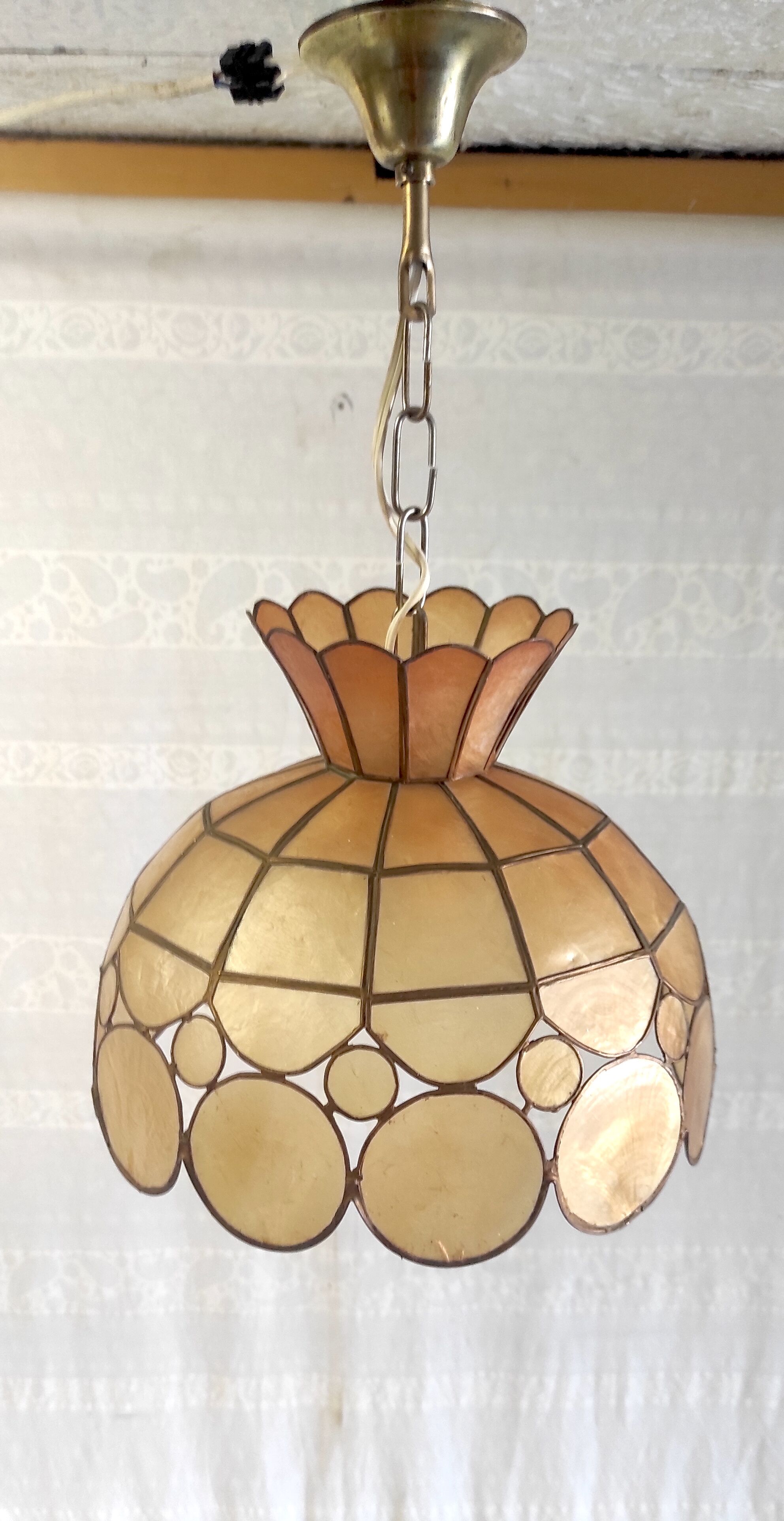 Pendant lamp in amber mother-of-pearl and brass – 60s/70s